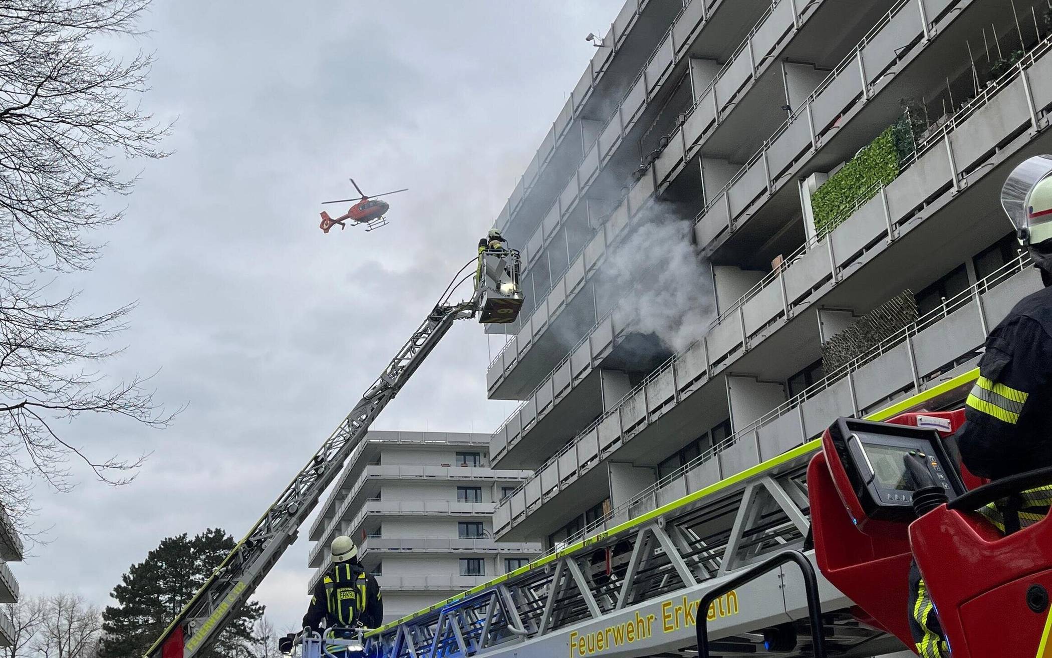  Drehleitern der Feuerwehren Mettmann und Erkrath werden zur Menschenrettung und Brandbekämpfung in Stellung gebracht. 