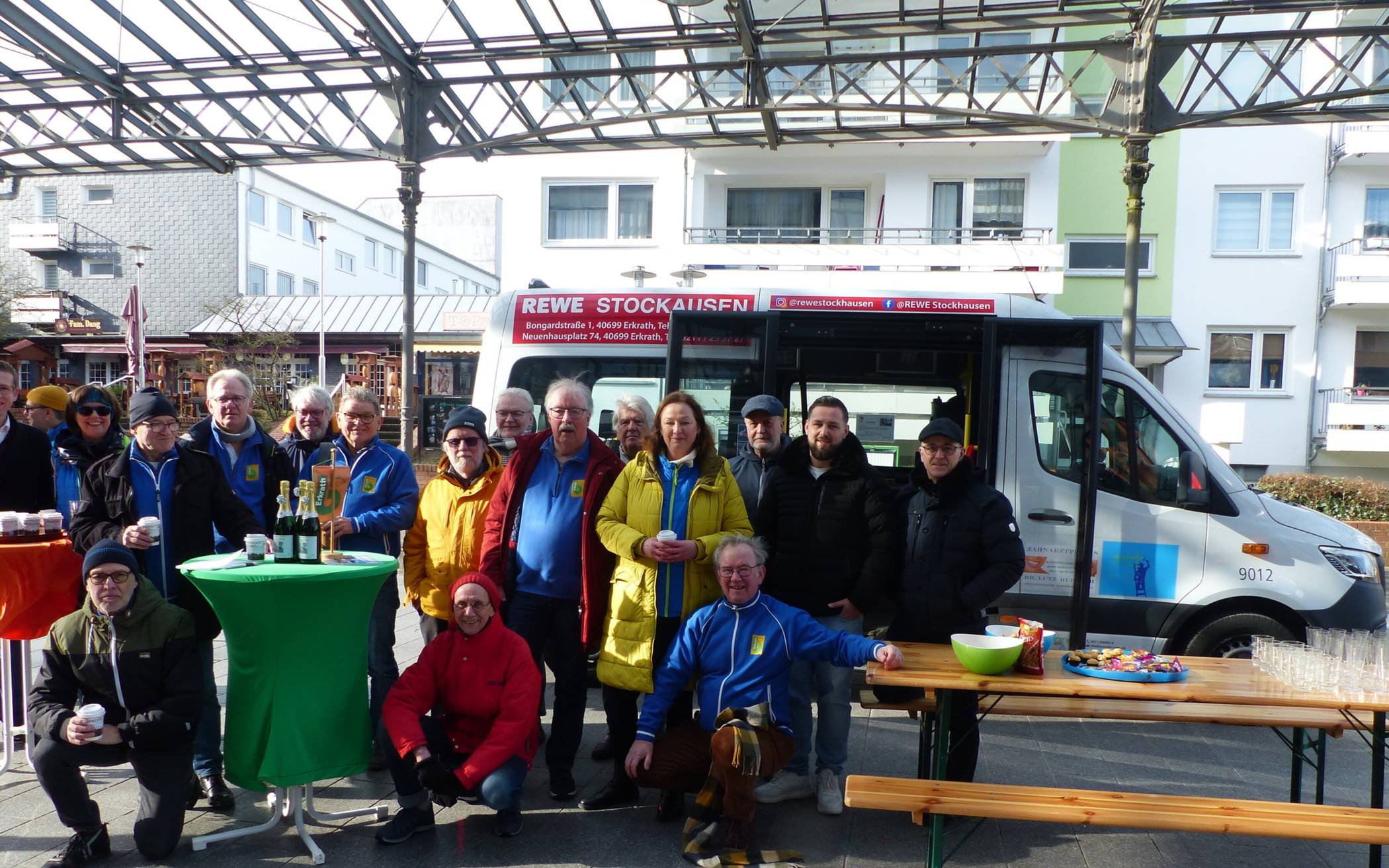 Das stolze Bürgerbus-Team mit seiner neuen