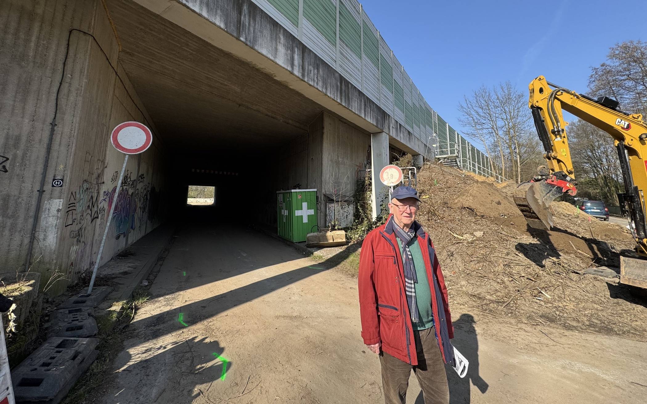 Herbert Bander vor der Brücke "In