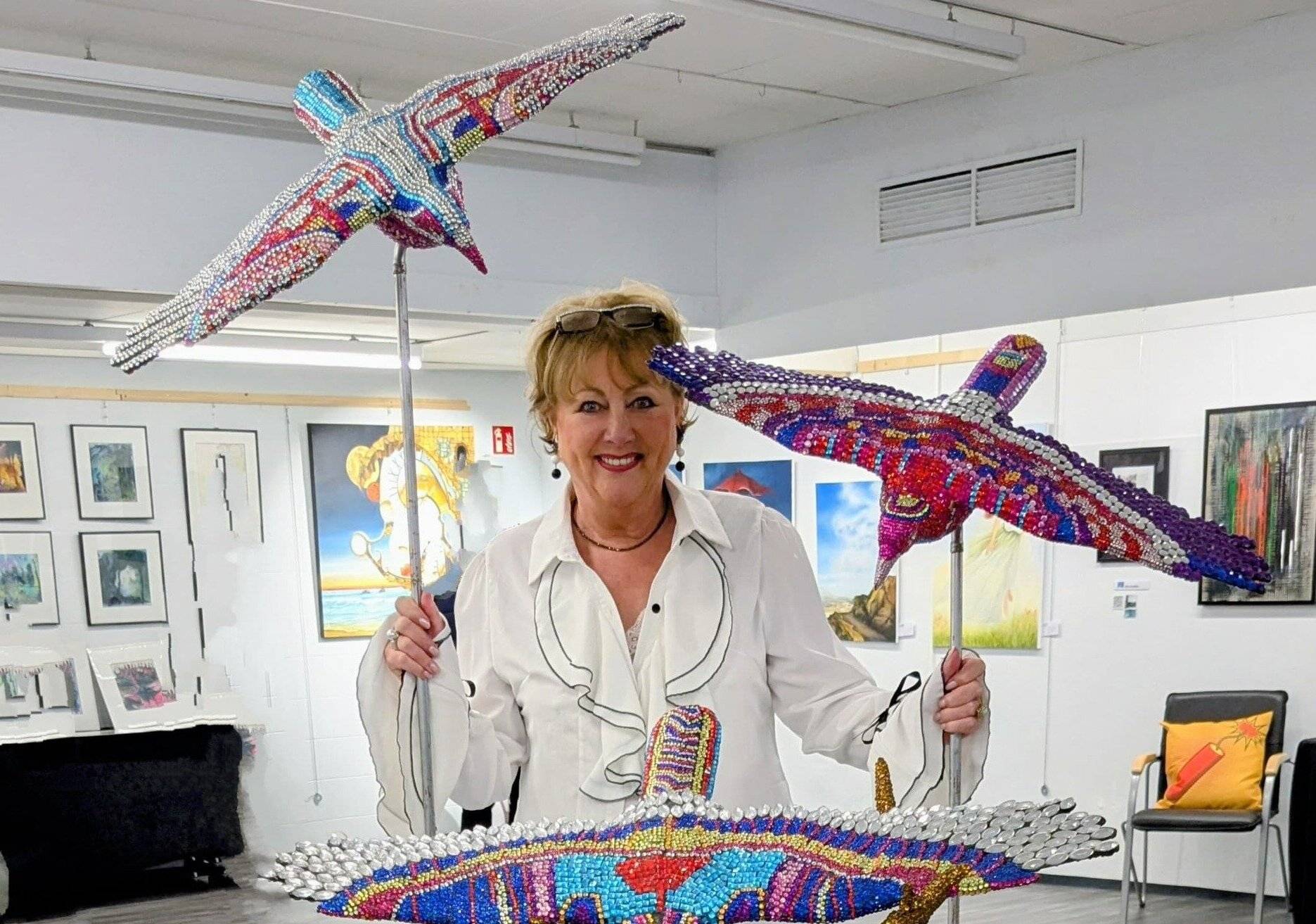  Claudia Birkheuer aus Hochdahl mit ihren farbenfrohen Installationen. 