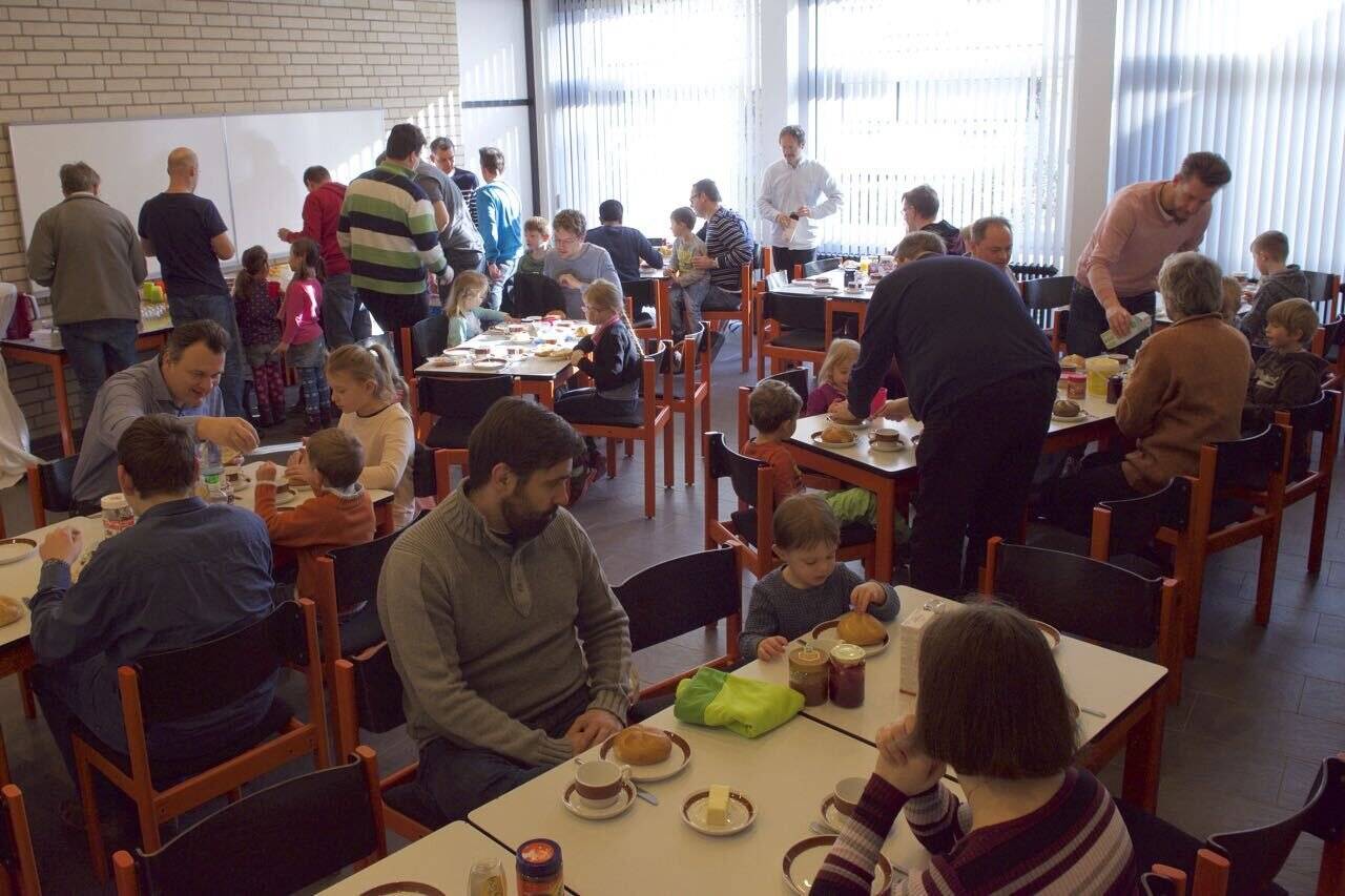 Gemeinsames Frühstück beim Väter-Kindern-Morgen.