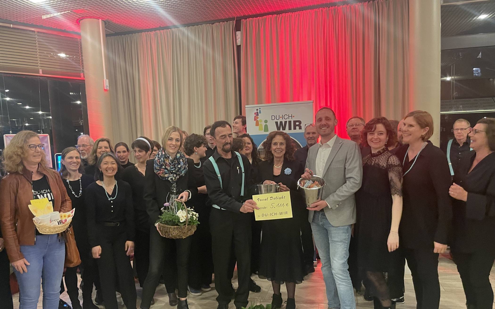 Mitglieder des Chores "Vocal Delight" während der Spendenübergabe an den Erkrather Verein "DU-ICH-Wir".