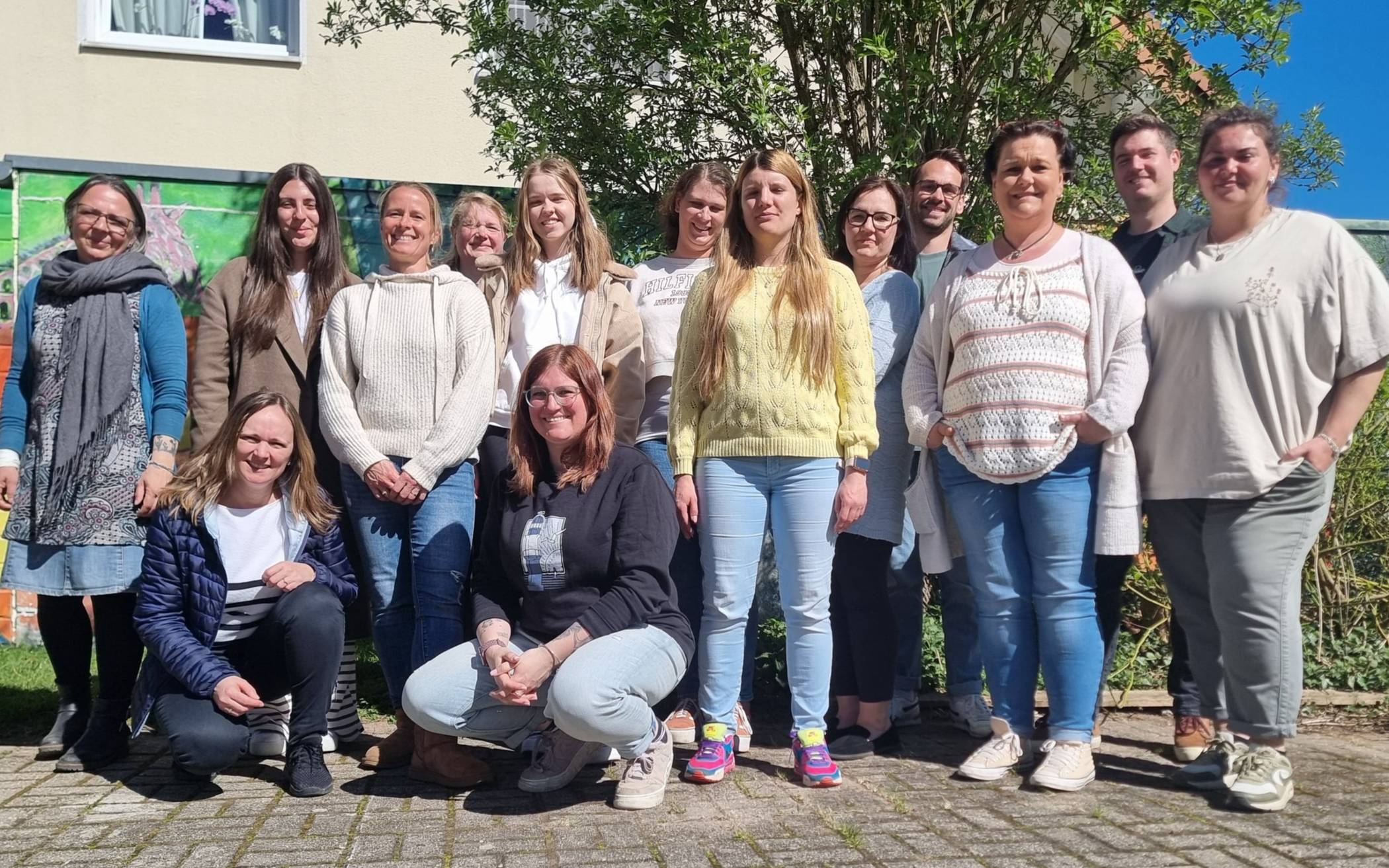 17 Erzieherinnen und zwei Erzieher aus