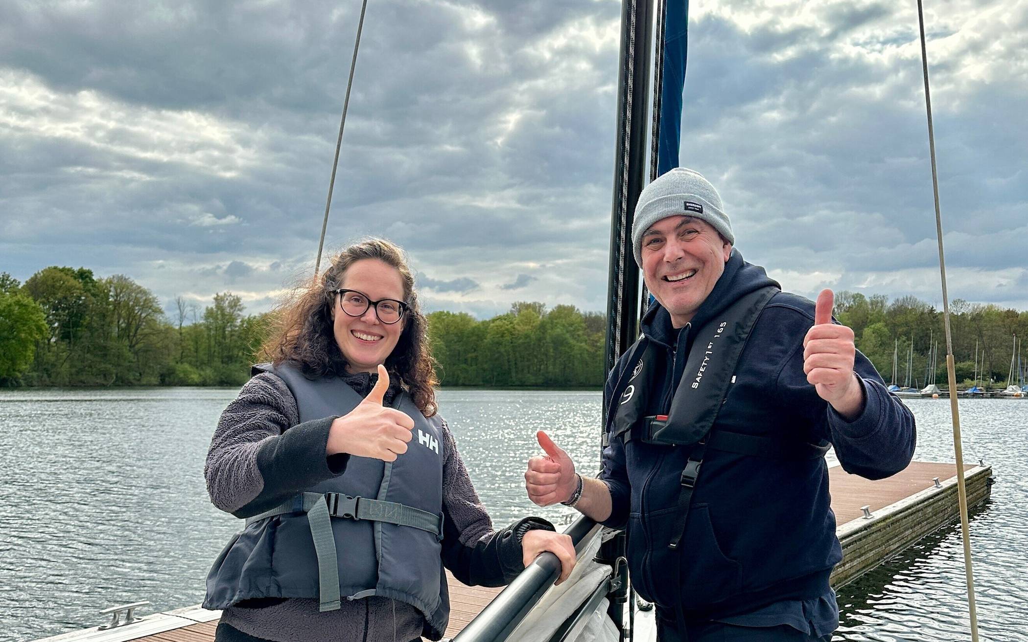 Glücklich wieder zurück an Land: Segellehrer Nikolaos Billis und Redakteurin Nicole Palmieri.