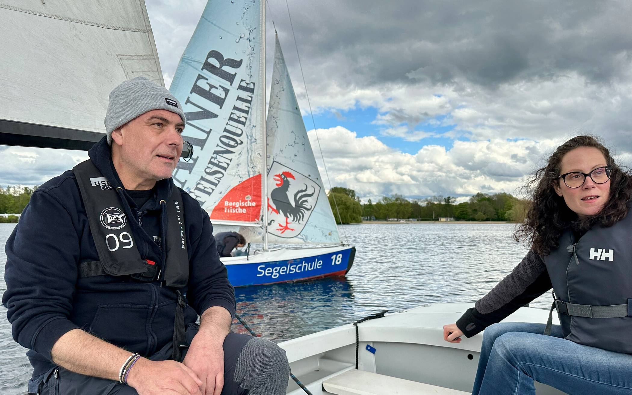 Segellehrer Nikolaos Billis zusammen mit Lokal