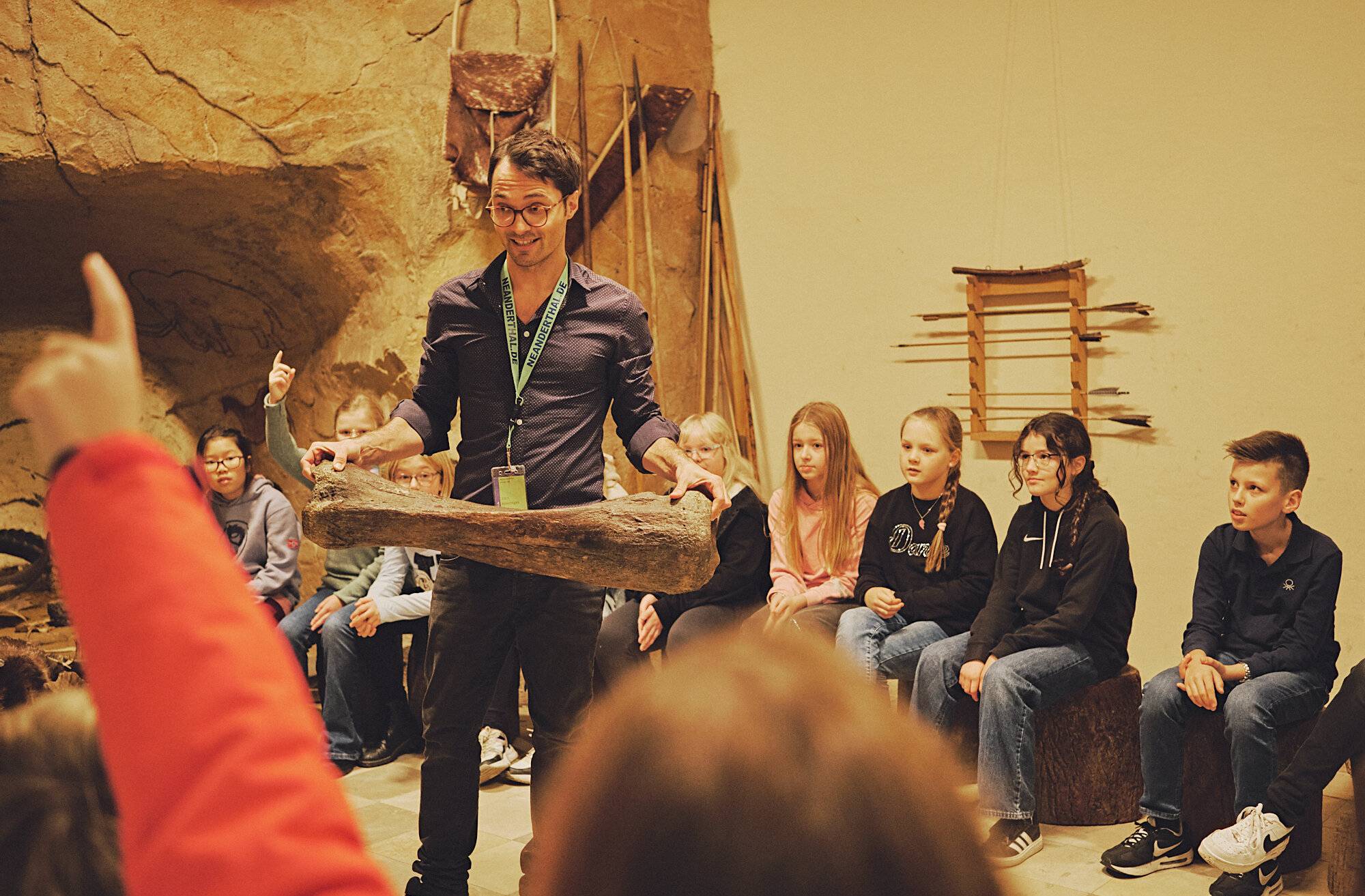 Workshop im Höhlenraum des Neanderthal Museums.