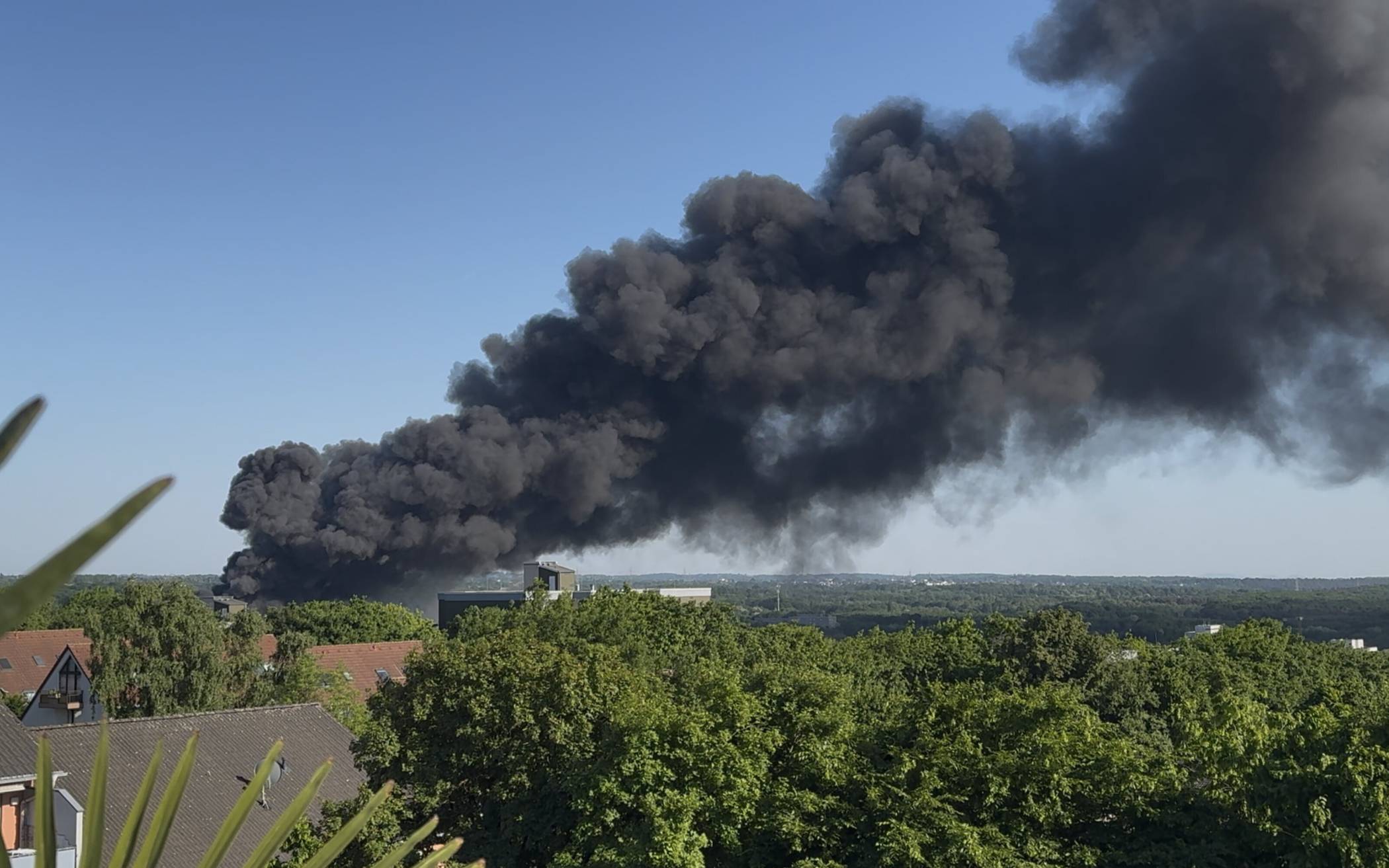 Das Schulzentrum an der Rankestraße ist in Vollbrand: Die dicke Rauchwolke ist bis Neuss zu sehen. 