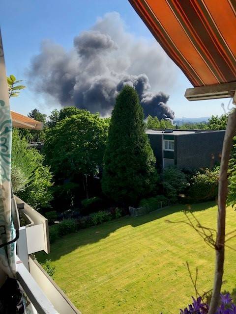  Die schwarze Rauchwolke war kilometerweit über Erkraths Stadtgrenzen gestern zu sehen. 