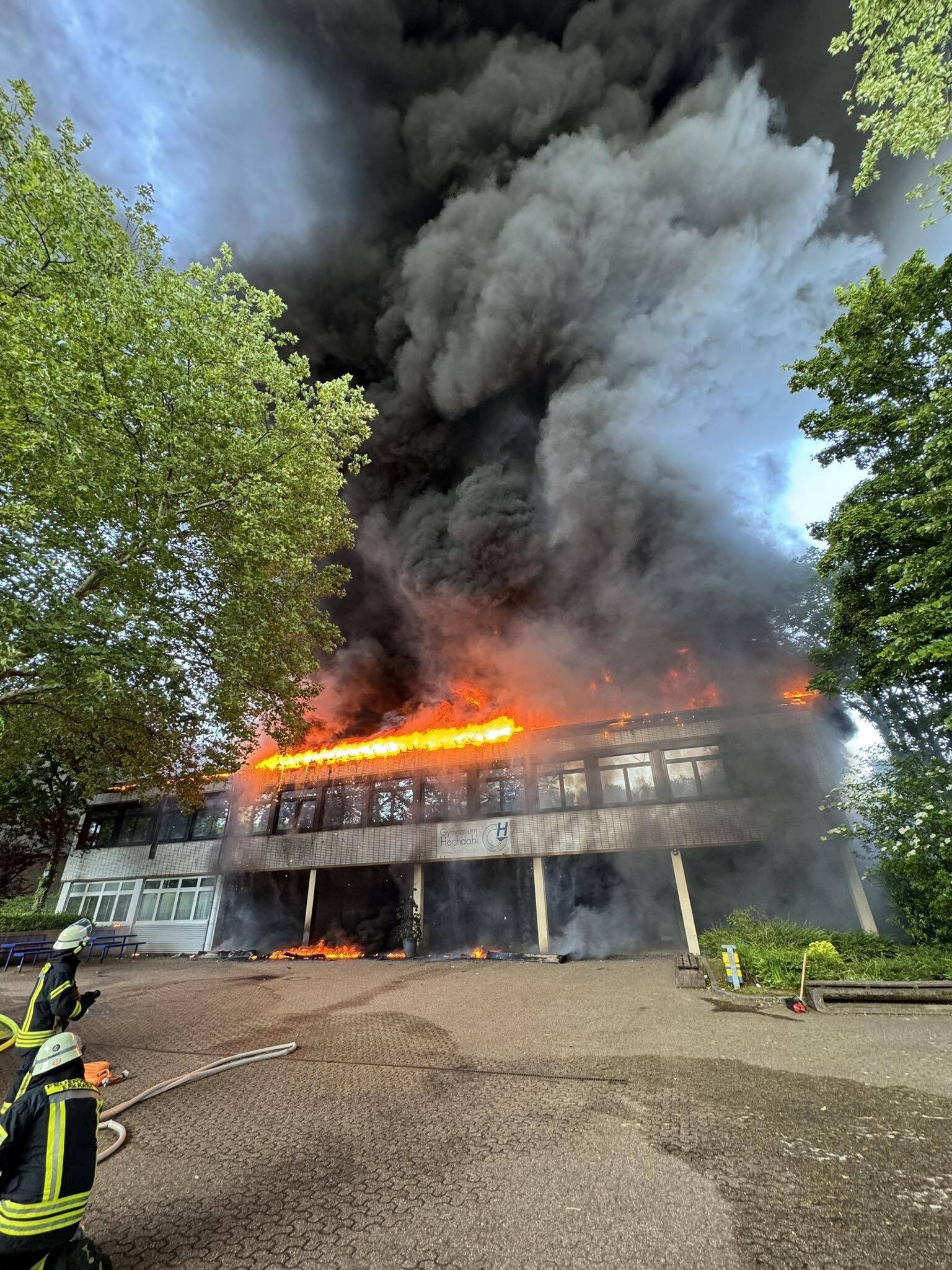  Das Gymansium Hochdahl und die Realschule an der Rankestraße standen am Dienstagnachmittag komplett in Flammen.  