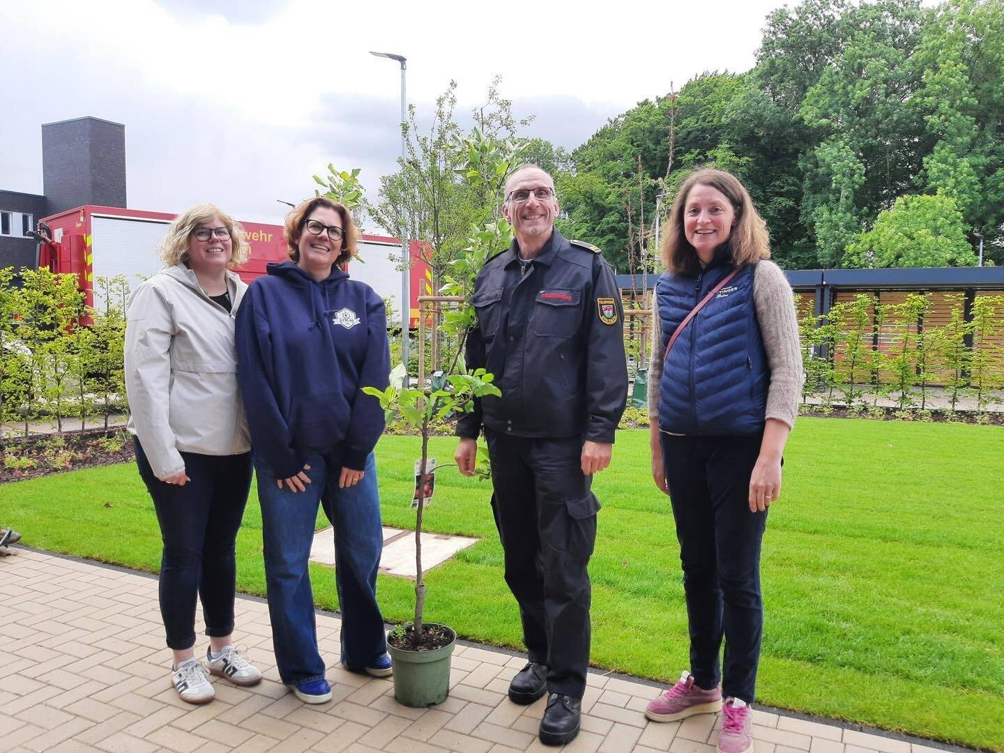 Ein Apfelbaum für die neue Feuer- und Rettungswache