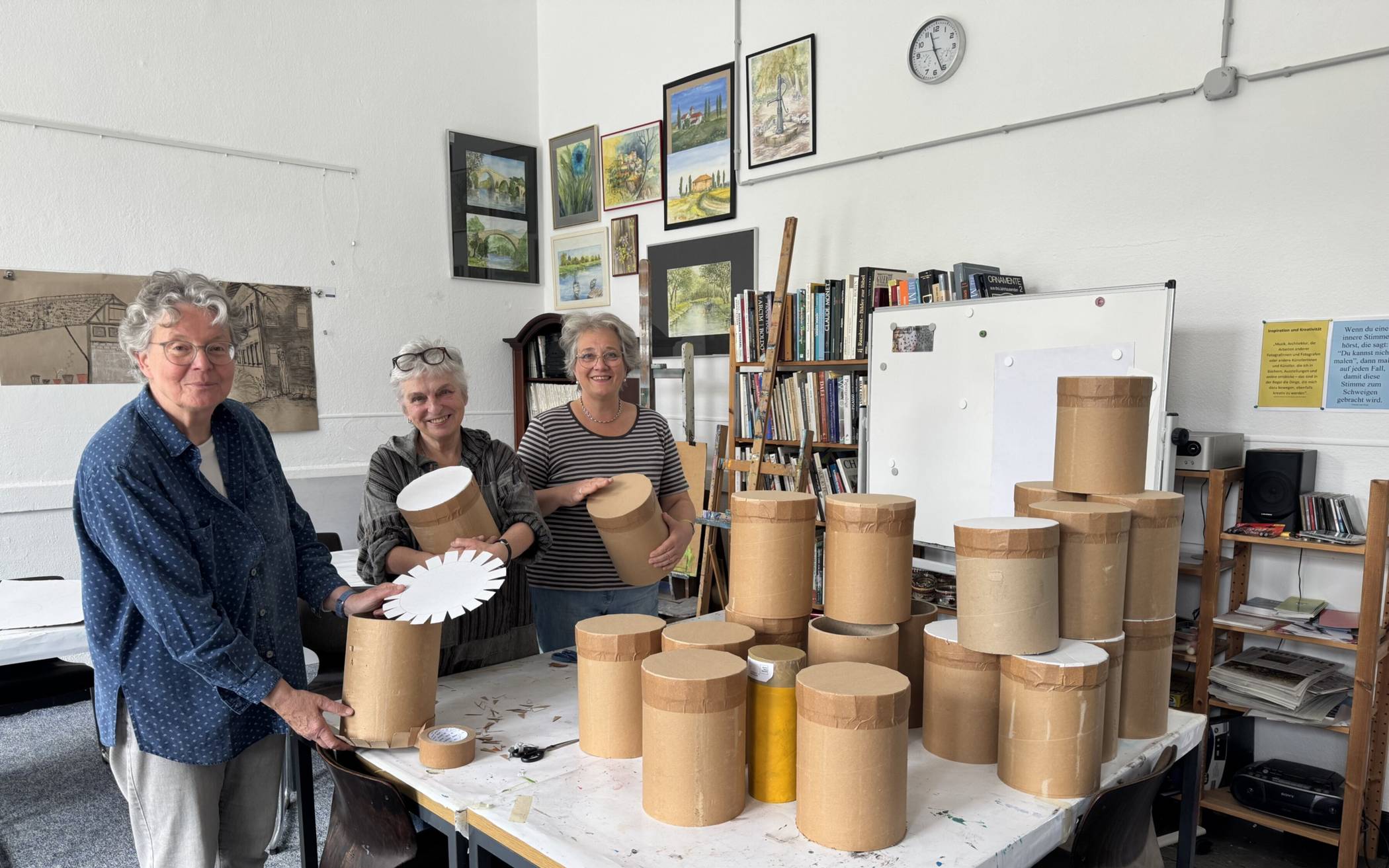 Beim Trommelbau im Kreativraum des Kunsthauses