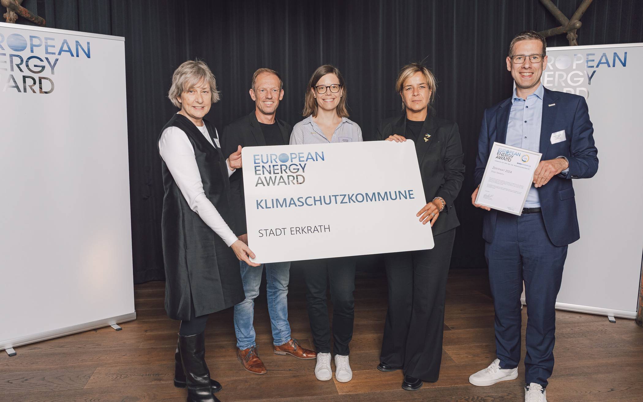Mona Neubaur (2.v.r.) Ministerin für Wirtschaft,