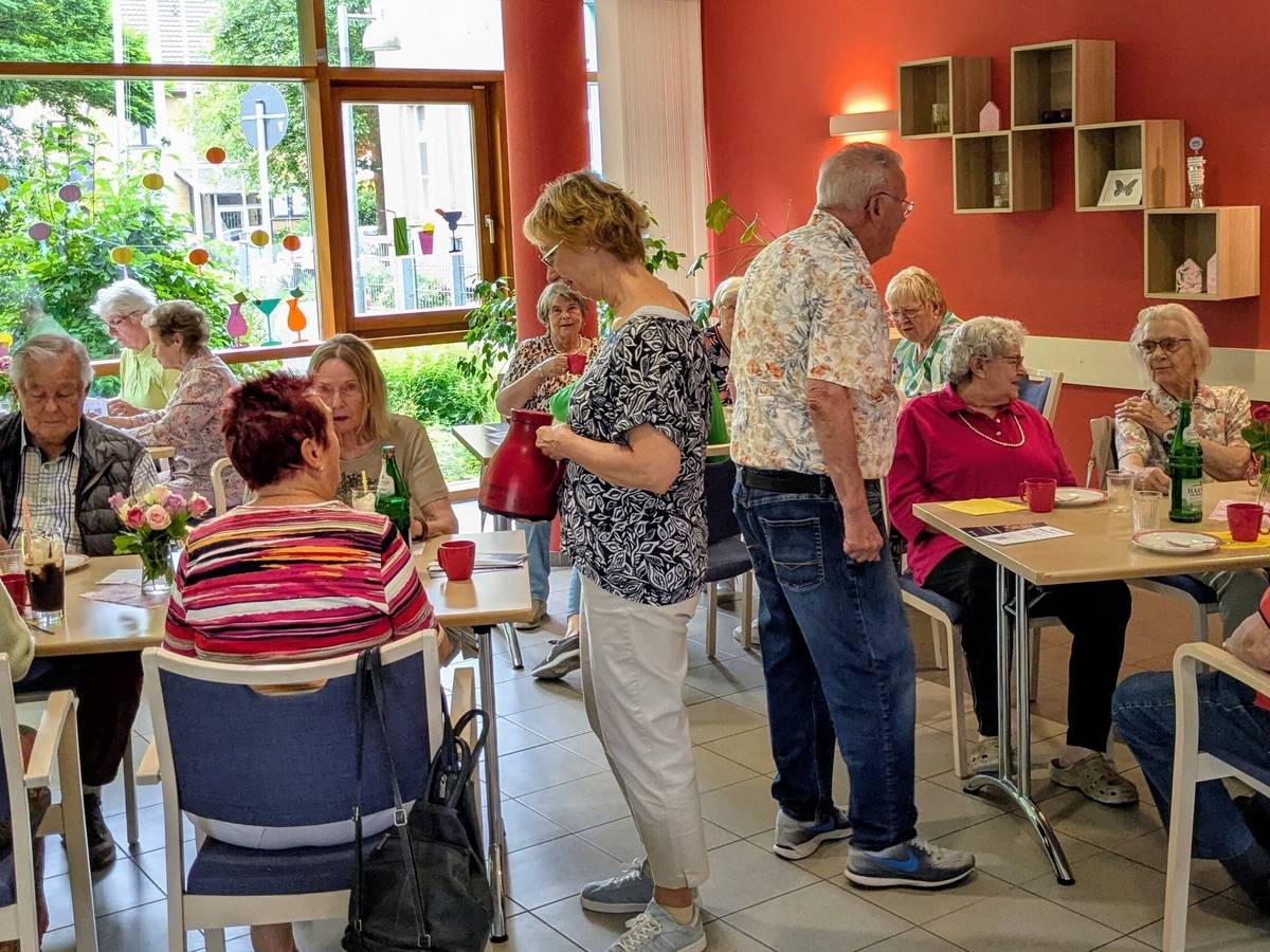Kaffee, Kuchen & Kontakte: Aktion gegen Einsamkeit begeistert viele Gäste