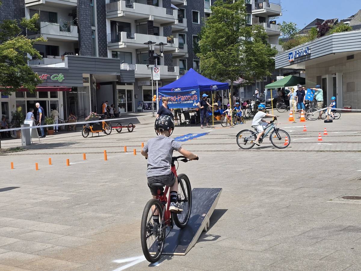 Fahrradtraining mit Stolperstrecke, Wippe und Slalom