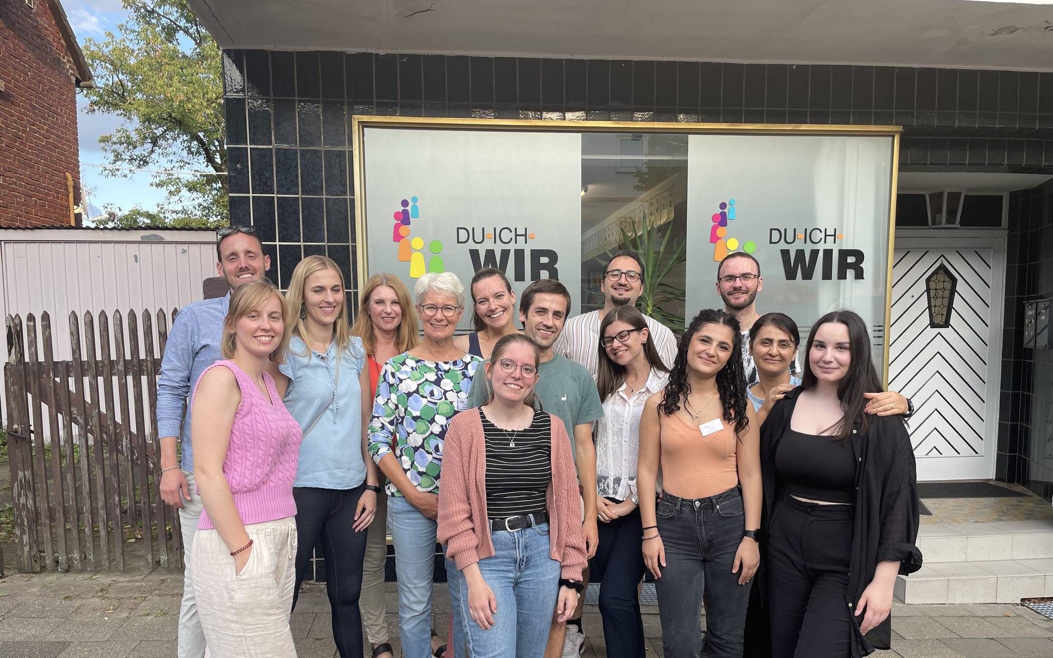 Das Team von "Du-Ich-Wir" e.V. feiert