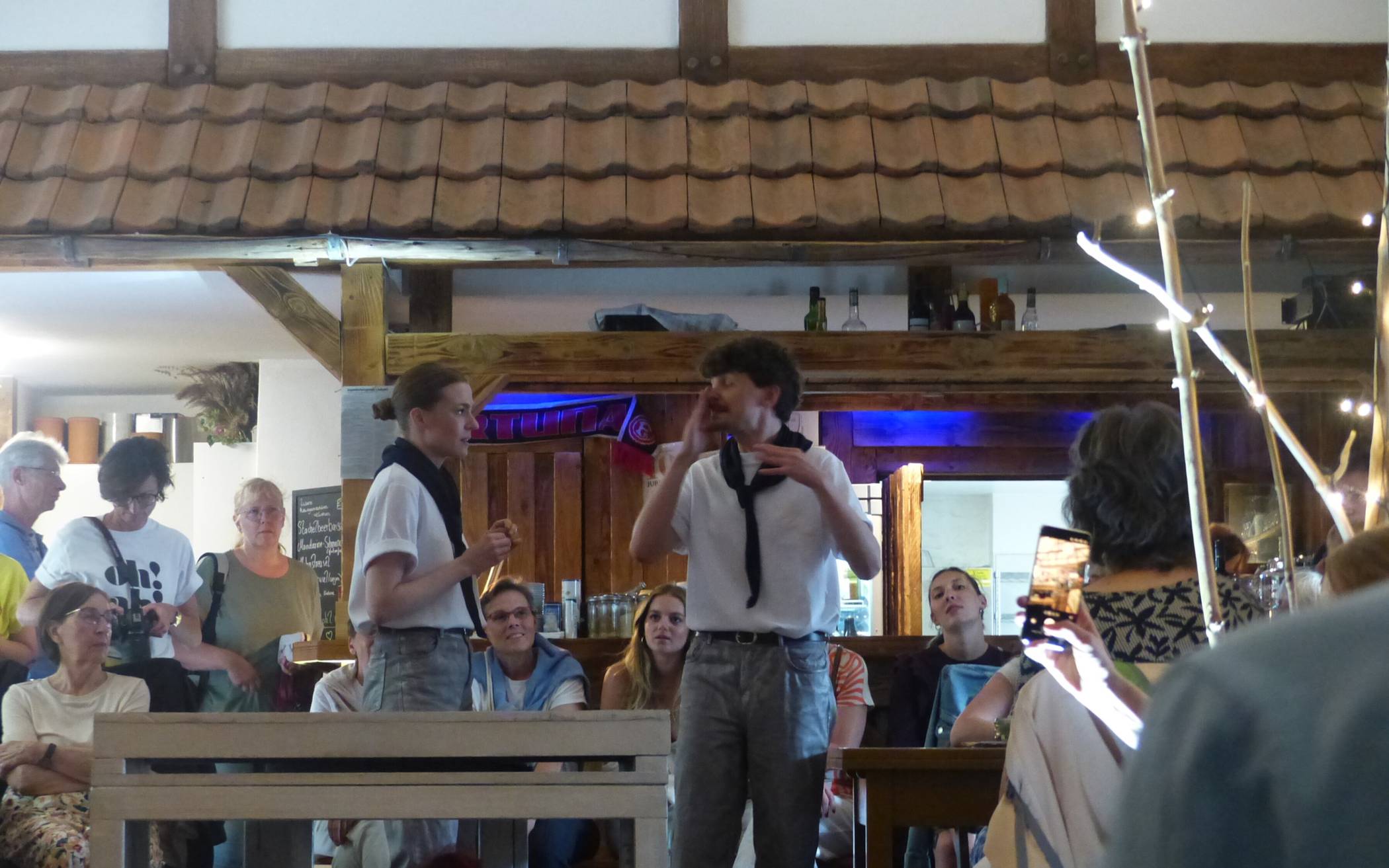 Die Schauspieler Franziska Ferrari und Emil