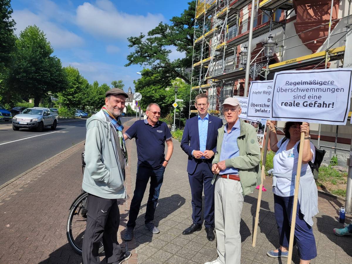 Mahnwache vor dem Rathaus zum Hochwasserschutz in Erkrath
