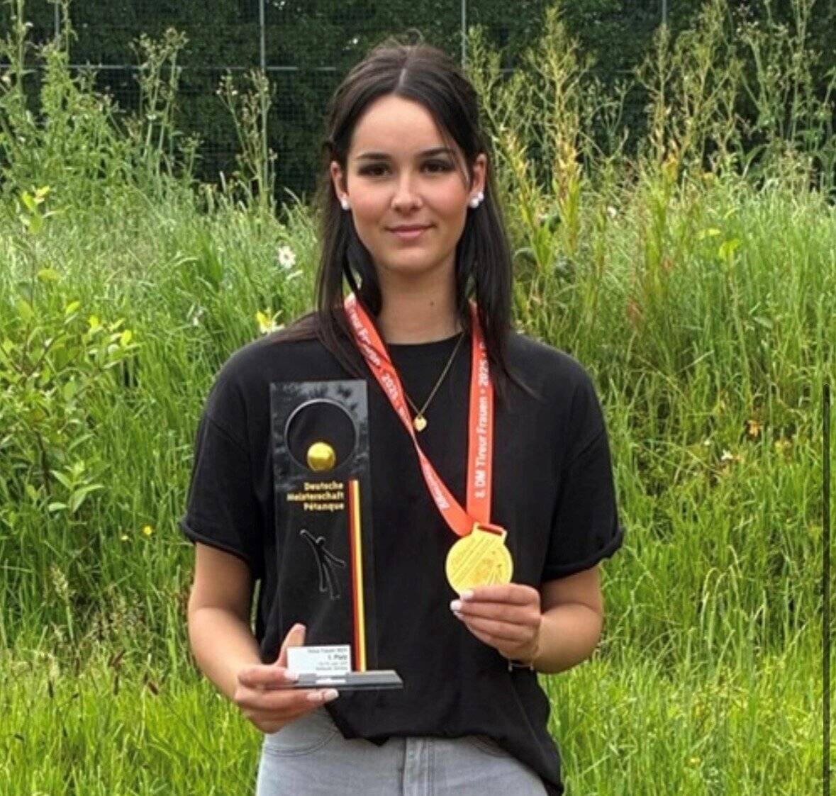 Silvana Lichte aus Erkrath spielt Boule