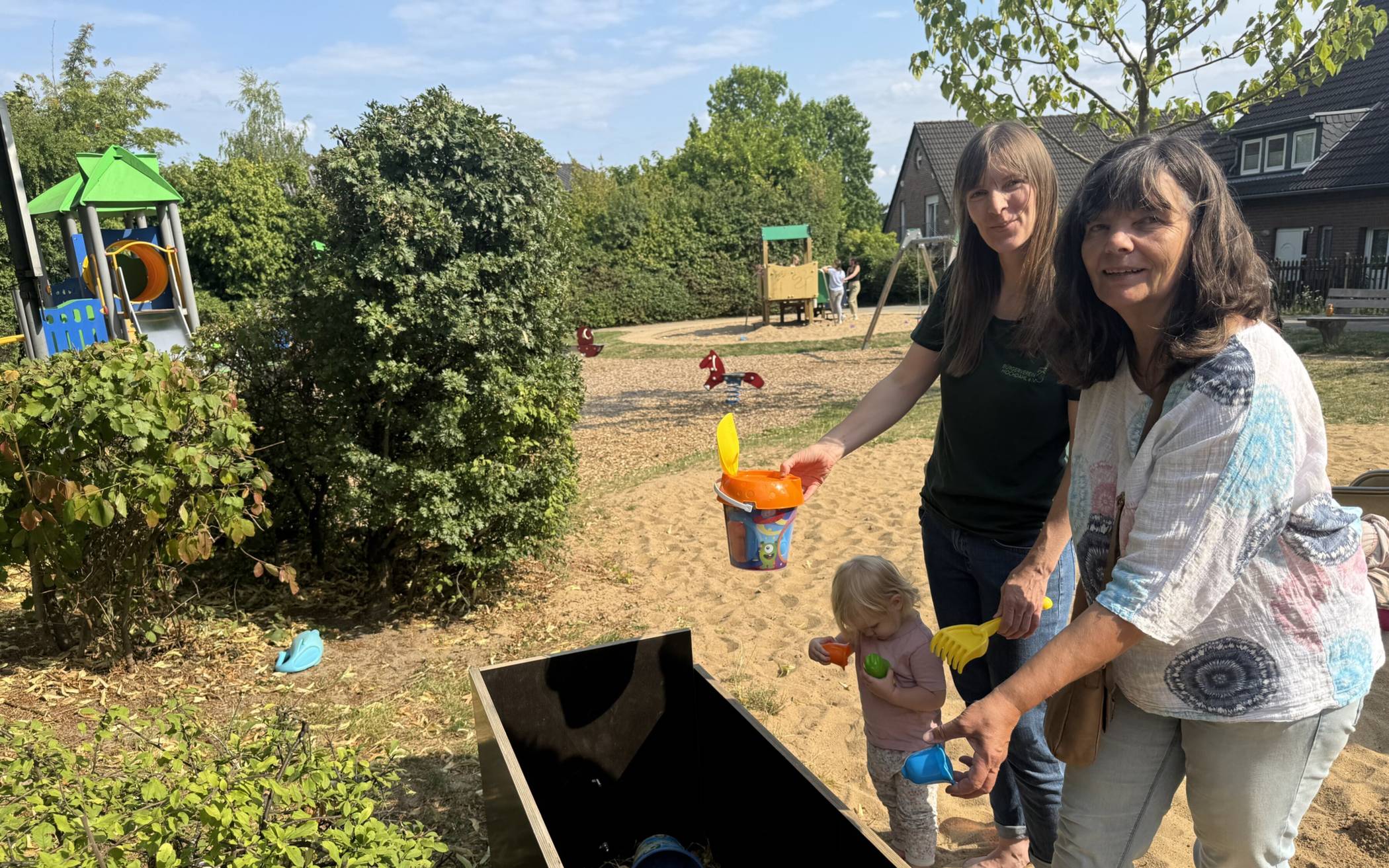 Bürgerverein Hochdahl spendet sechs neue Spielzeugboxen