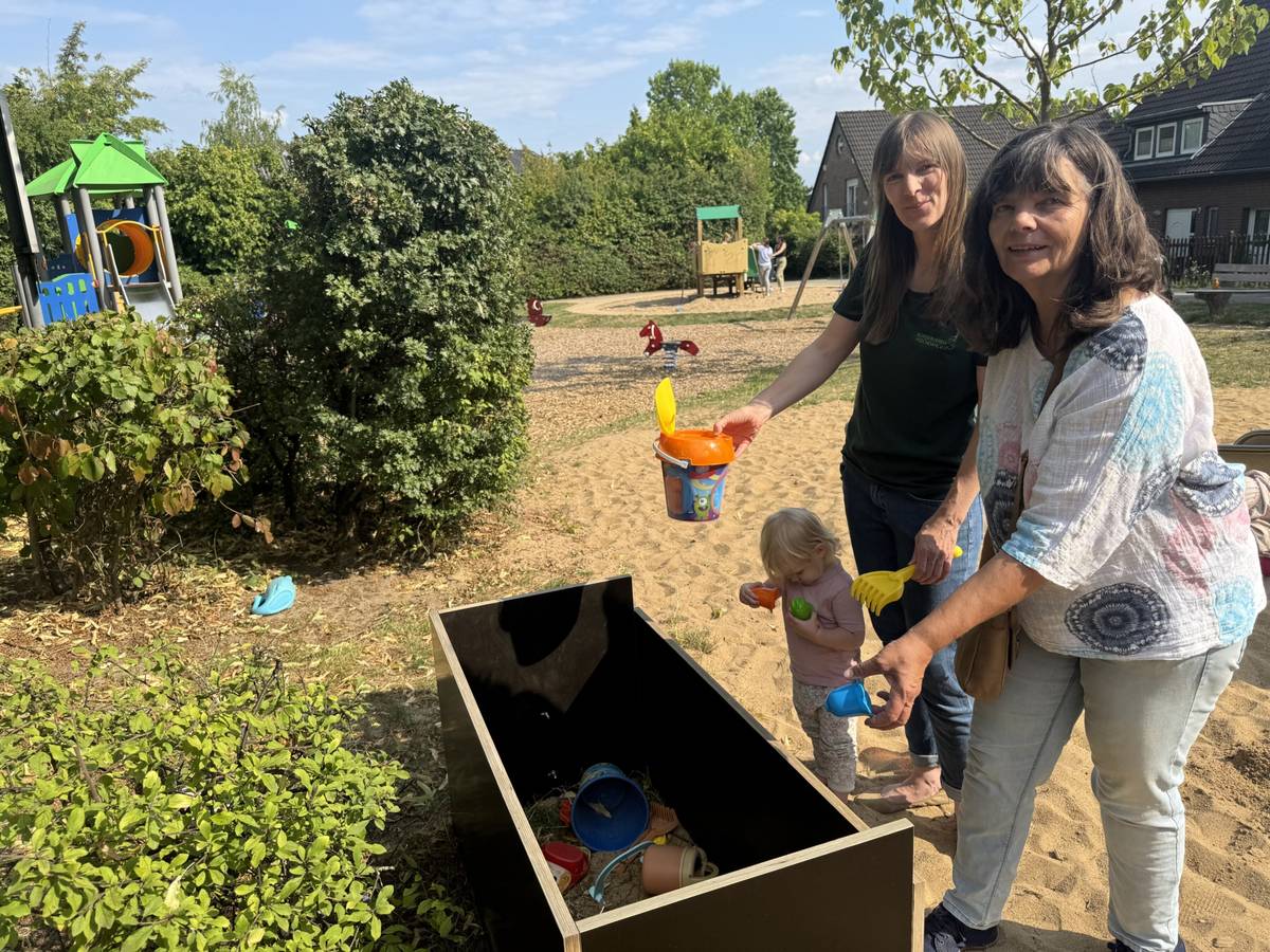 Bürgerverein Hochdahl spendet sechs neue Spielzeugboxen