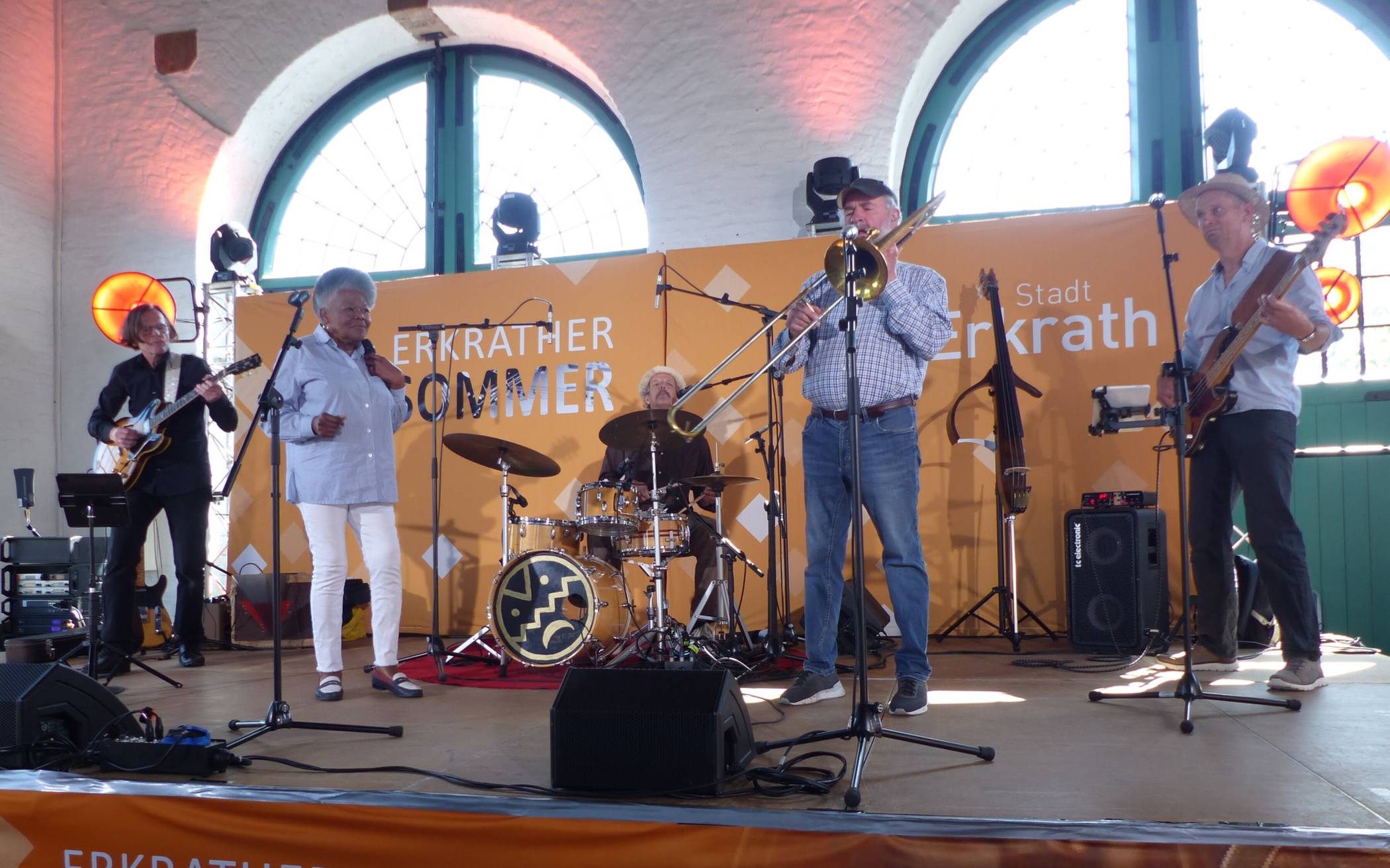 Janice Harrington mit Band in Action auf der Bühne.