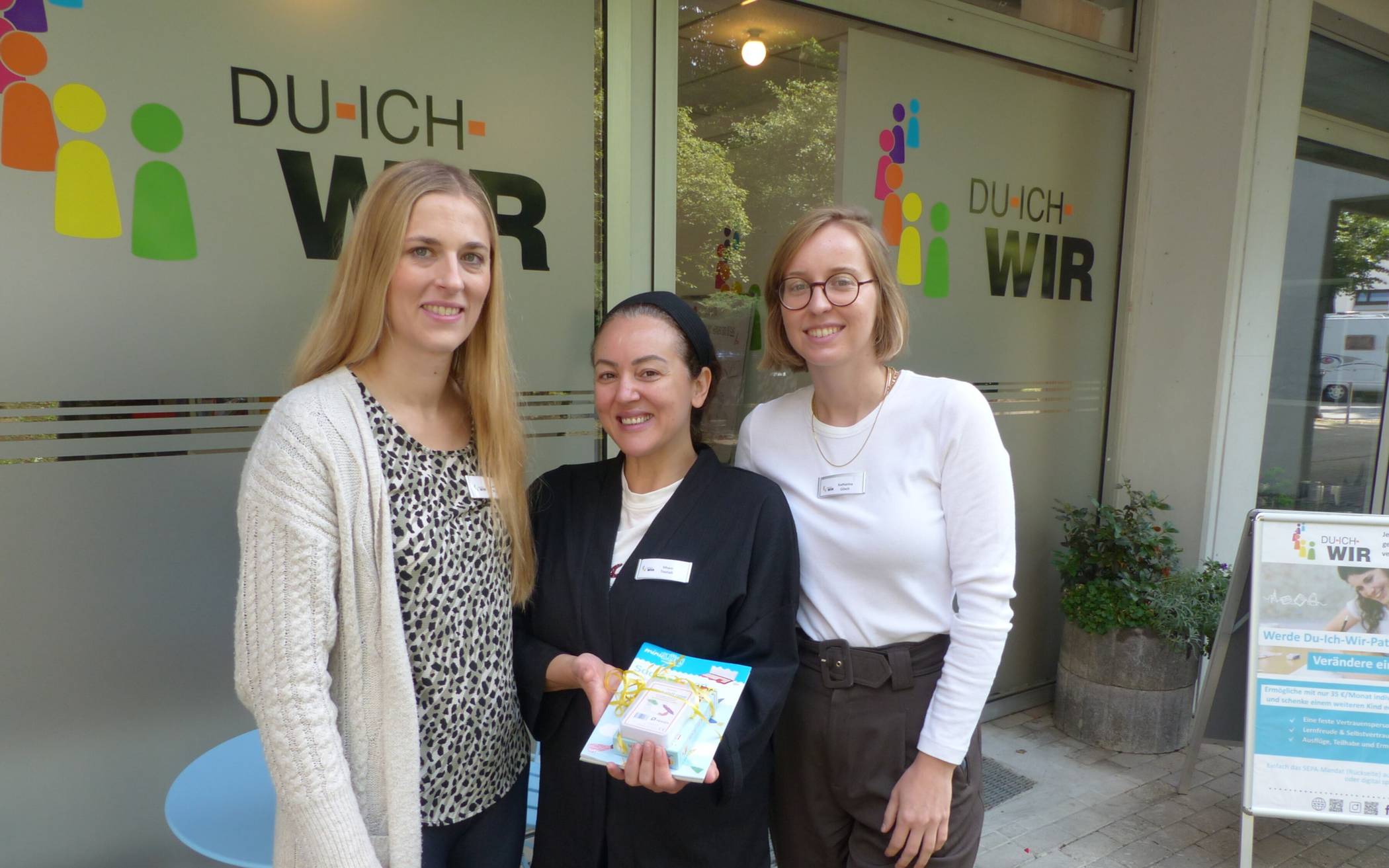 Laura Pütz, Siham Toufaili und Katharina Gösch (v.li.) mit dem „Goldschatz“.