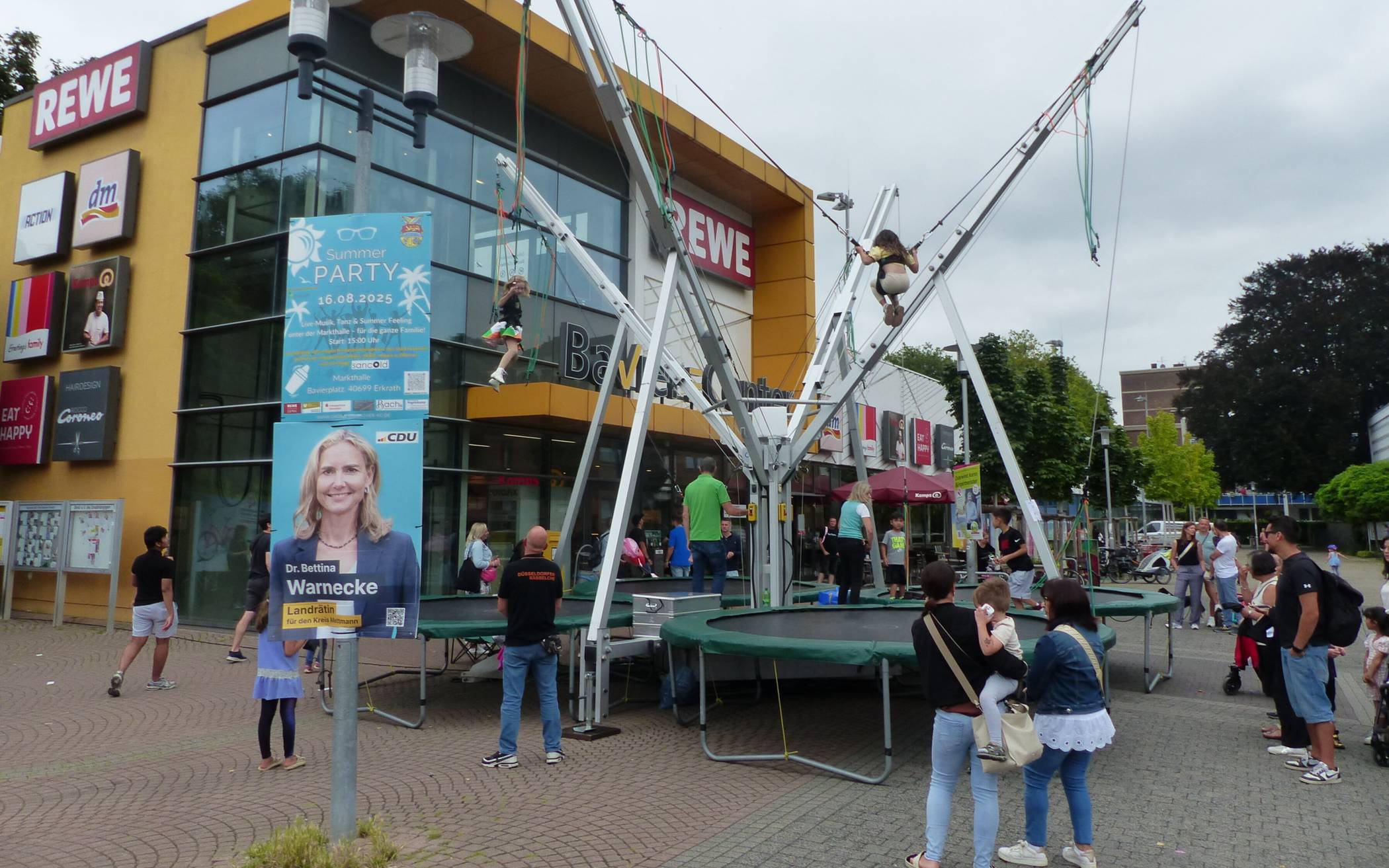 Bungee-Trampolin - das Hightlight unter den jungen Besuchern.