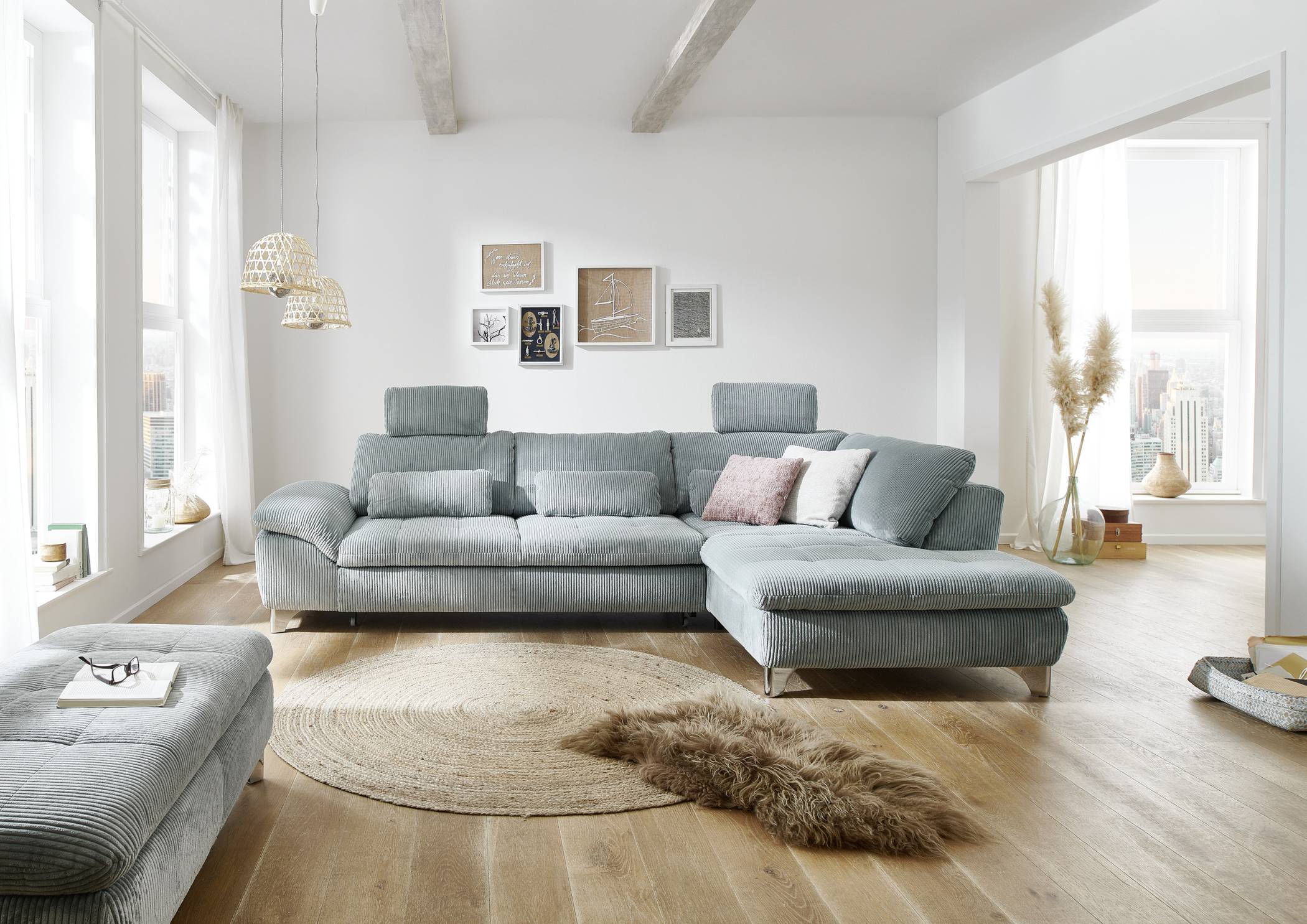 Blickfang in Mint: Sofalandschaft „Mira“ mit Cordpolstern.