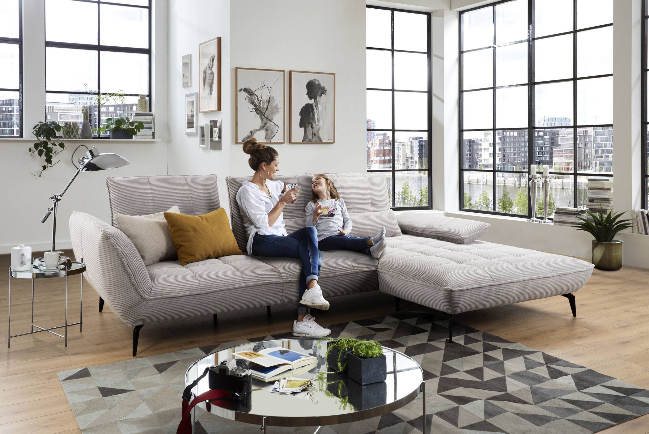 Ein Cordsofa wird schnell zum Lieblingsplatz der ganzen Familie.