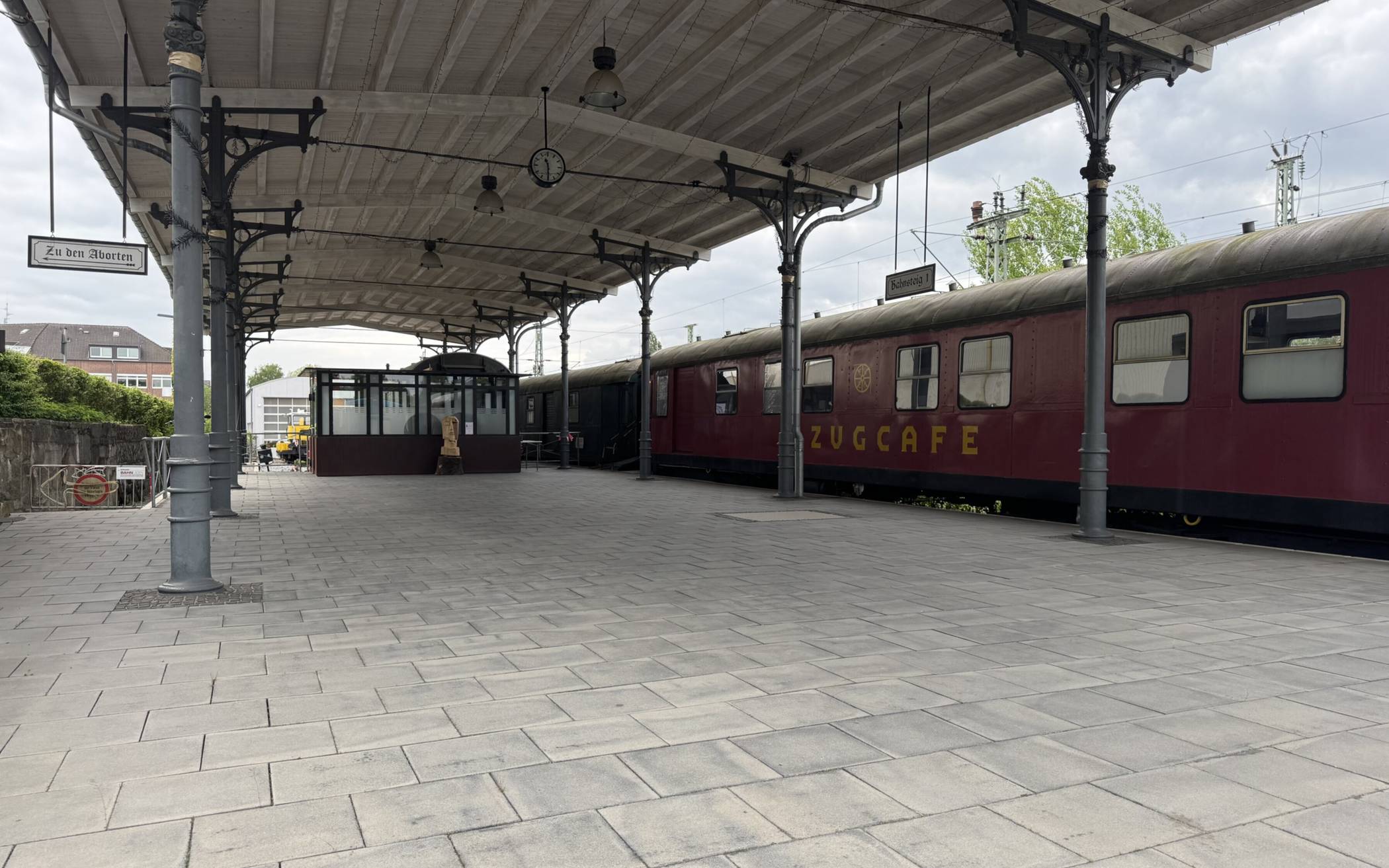 Altes Spielzeug im Lokschuppen