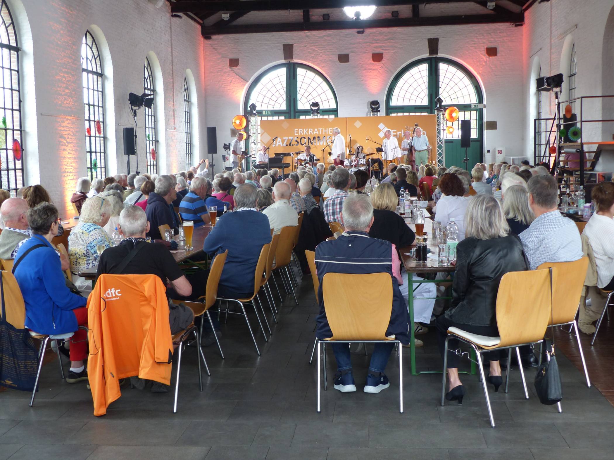  Ein gut gefüllter Lokschuppen beim Abschlusskonzert des Erkrather Jazssommers. 