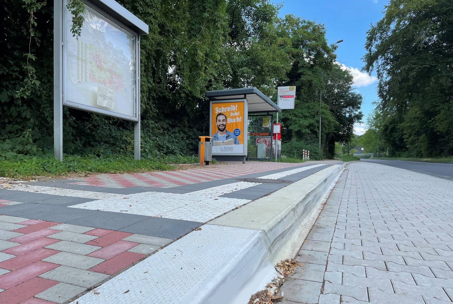 Die Bushaltestelle „Jägerhaus“ in Hochdahl verfügt bereits über eine barrierefreie Bordsteinkante sowie ein mobilitätsgerechtes Blindenleitsystem.