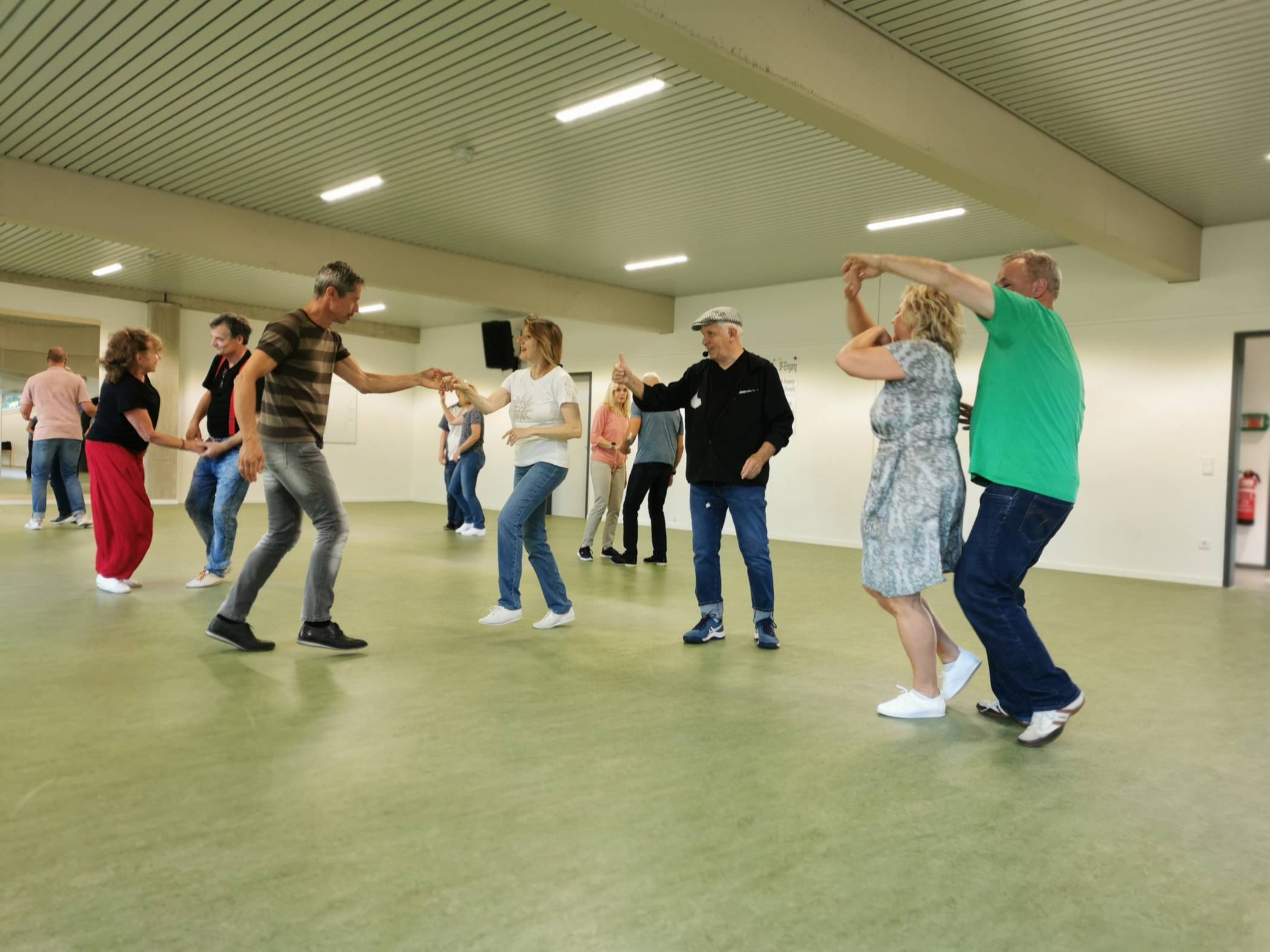  Karlheinz (Kalle) Reuber (Bildmitte) trainiert die Showtanzgruppe Boogie Mafia, in der sowohl fortgeschrittene Beginner als auch Trainerpaare aus befreundeten Boogie-Woogie-Gruppen tanzen. 