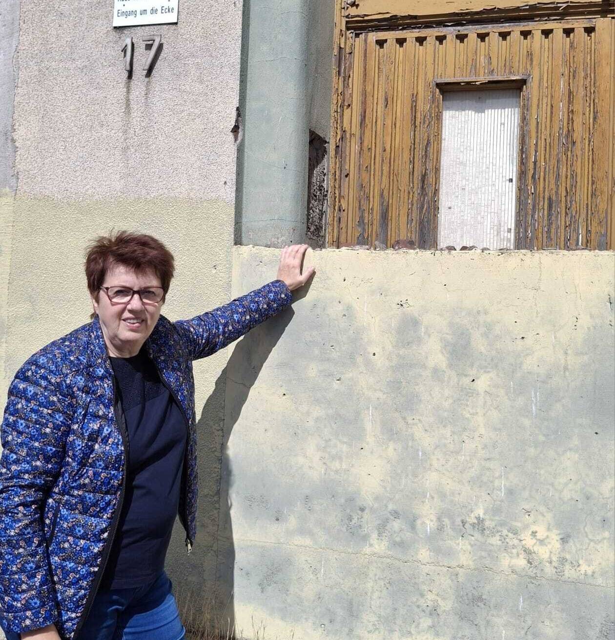 Ulrike Haase (SDP Erkrath) vor dem besagten leerstehenden Gebäude an der Hauptstraße.