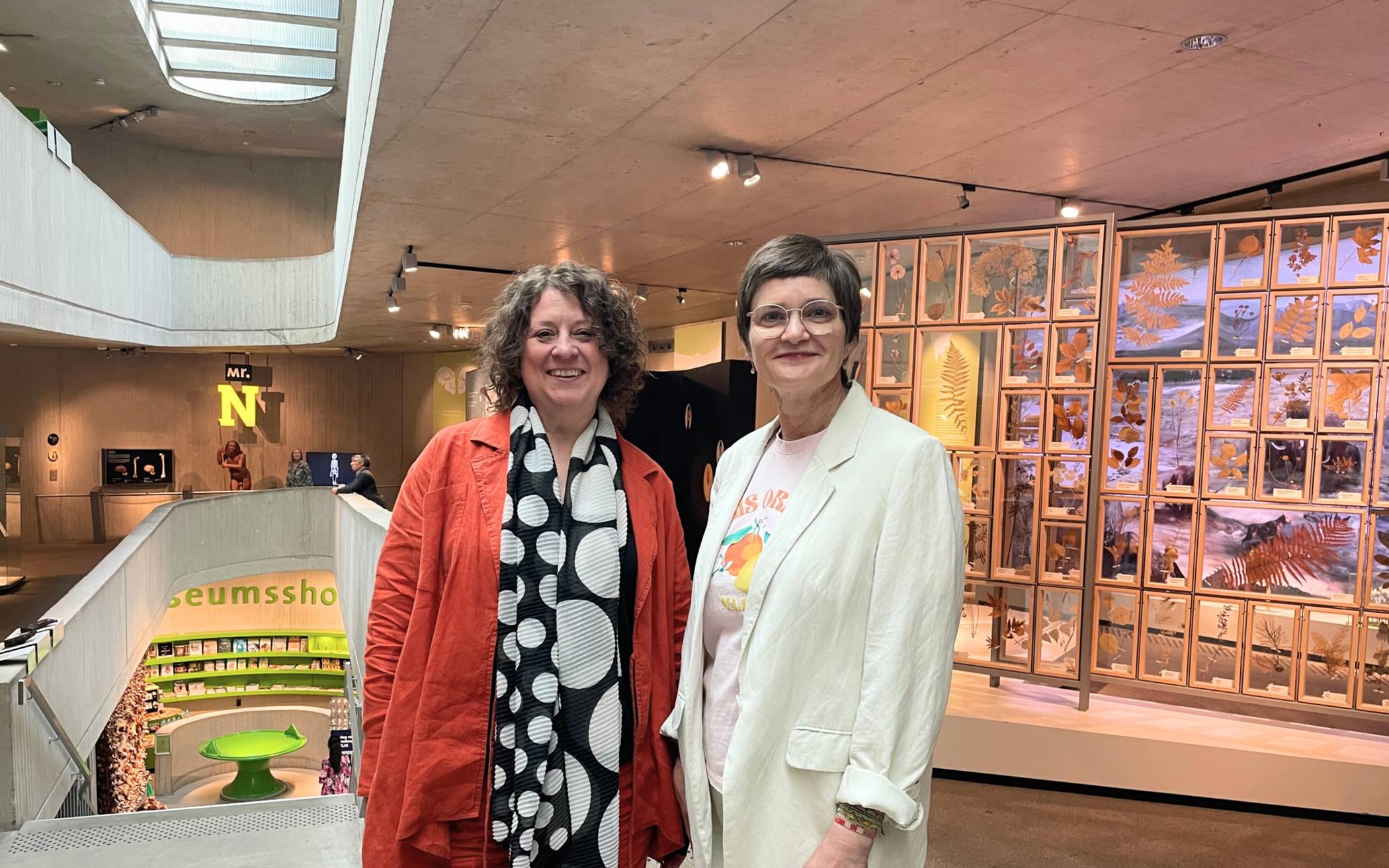  Colleen M. Schmitz (li) übernimmt Ausstellungs- und Kommunikationsleitung. Dr. Bärbel Auffermann, Direktorin des Neanderthal Museums, freut sich über die erfahrene Museumsfachfrau mit langjähriger Expertise im Ausstellungsbereich. 