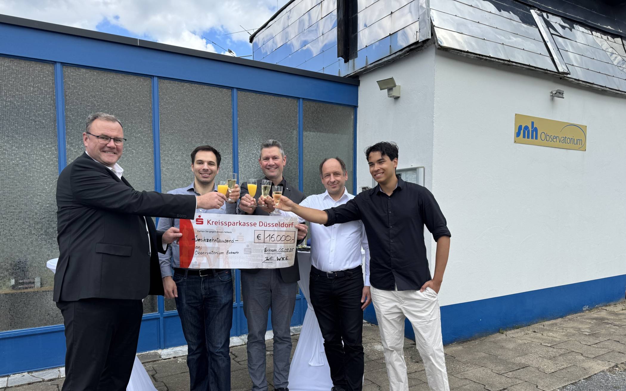 Feierliche Spendenübergabe vor dem Observatorium: (v.li.)