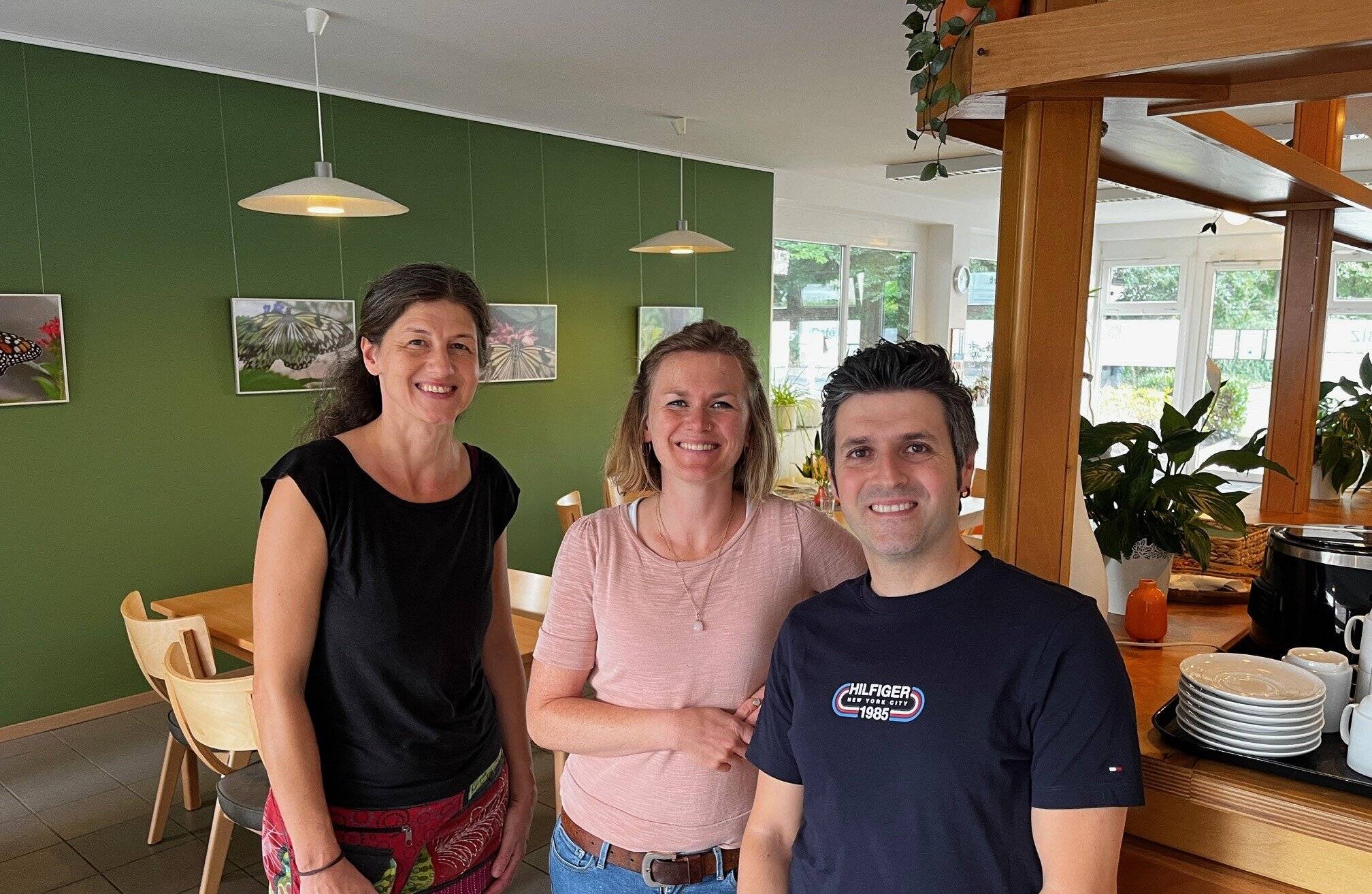  Das Team vom Café BIZ freut sich auf viele neue und alte Gäste: (v.li.) Edith Wolf, Kristin Bösterling und Ömer Kaygusuz. 