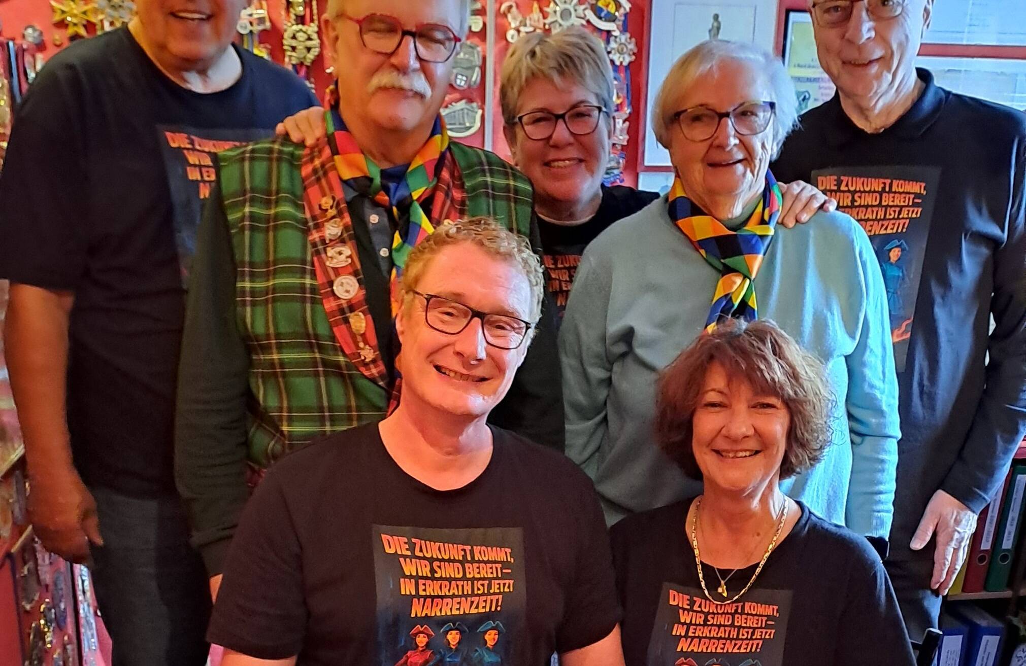  Das Erkrather Prinzenpaar, Prinz Wolfgang II. und Prinzessin Regina I. (vorne), inklusive Gefolge zu Gast im Erkrather Karnevals-Archiv. 