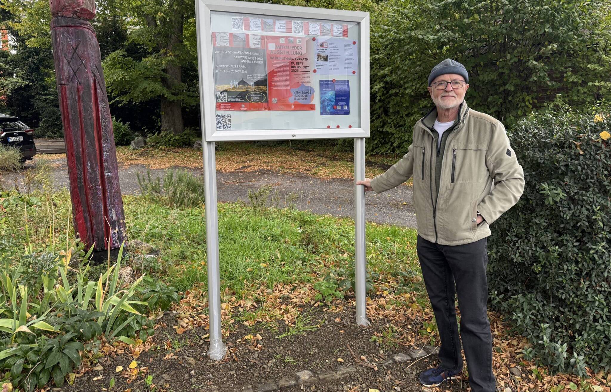  Wolfgang Sendermann, erster Vorsitzender des Fördervereins Kunst und Kulturraum Erkrath, vor dem neuen Info-Schaukasten im Kunsthaus Erkrath. 