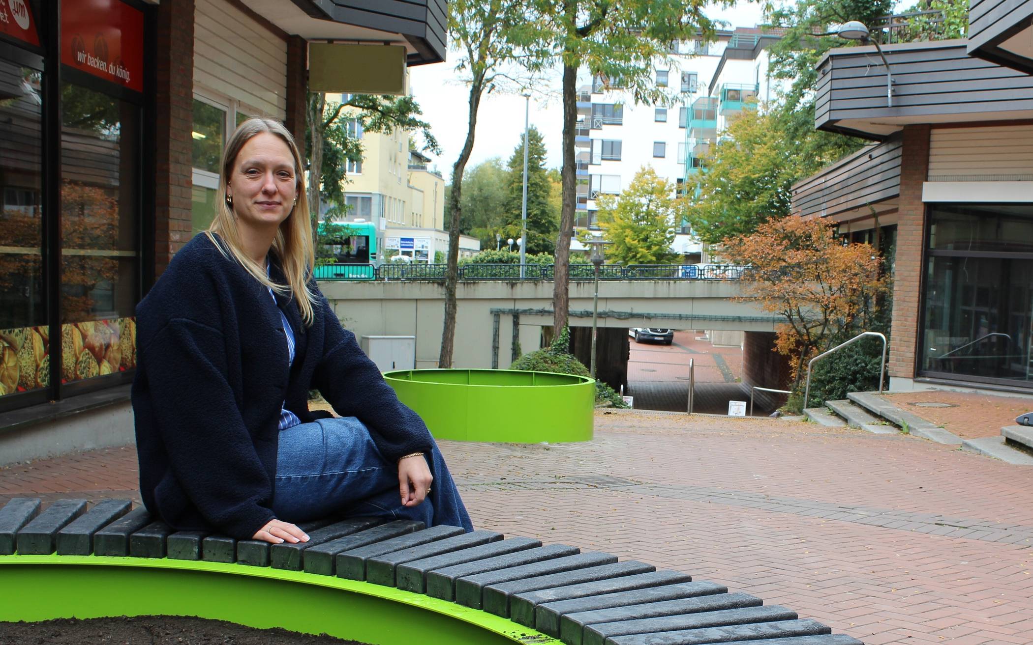 Citymanagerin Katharina Salzburg freut sich über das neue grüne Stadtmobiliar auf dem Hochdahler Markt.