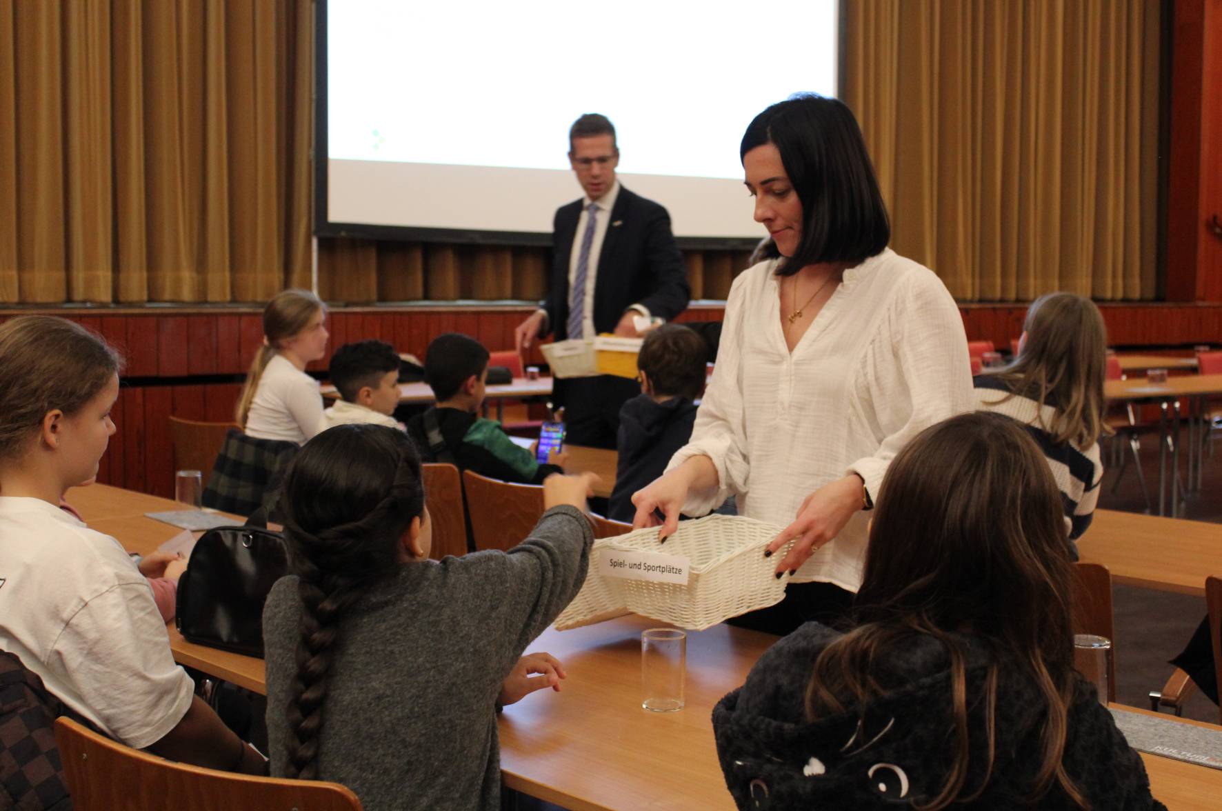 Die neuen Mitglieder des Erkrather Kinderparlaments trafen sich unter der Leitung von Kinderparlament-Koordinatorin Juliane Scholten und Bürgermeister Christoph Schultz für eine erste Themenfindung und die Aufteilung in die Arbeitskreise.