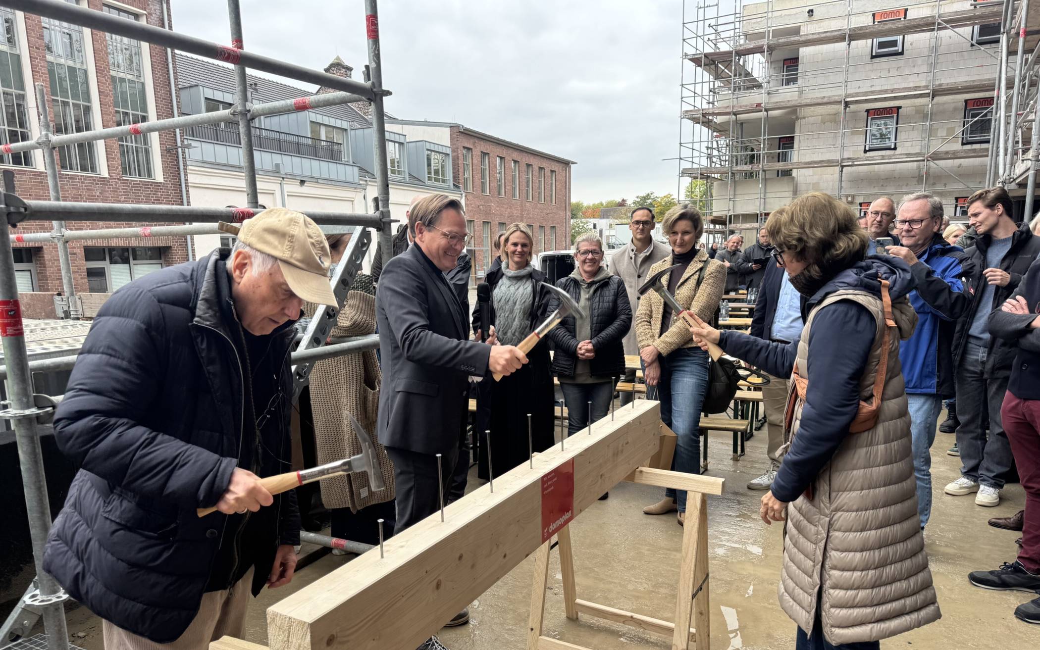 Wer hat den richtigen Schwung beim Reinhauen der Nägel? Hasso von Blücher (vorne), Victor von Detmering (Geschäftsführung der Baugesellschaft domoplan, links hinten) und Constanze von Blücher in Action. 