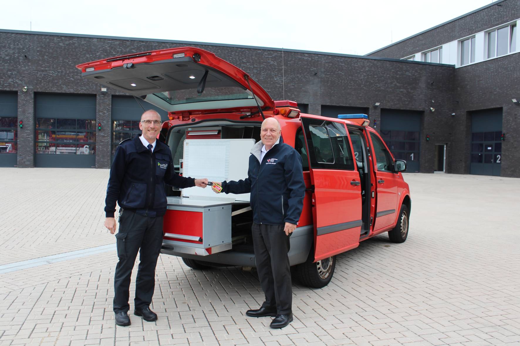 Feuerwehrchef Guido Vogt (l.) übergab die