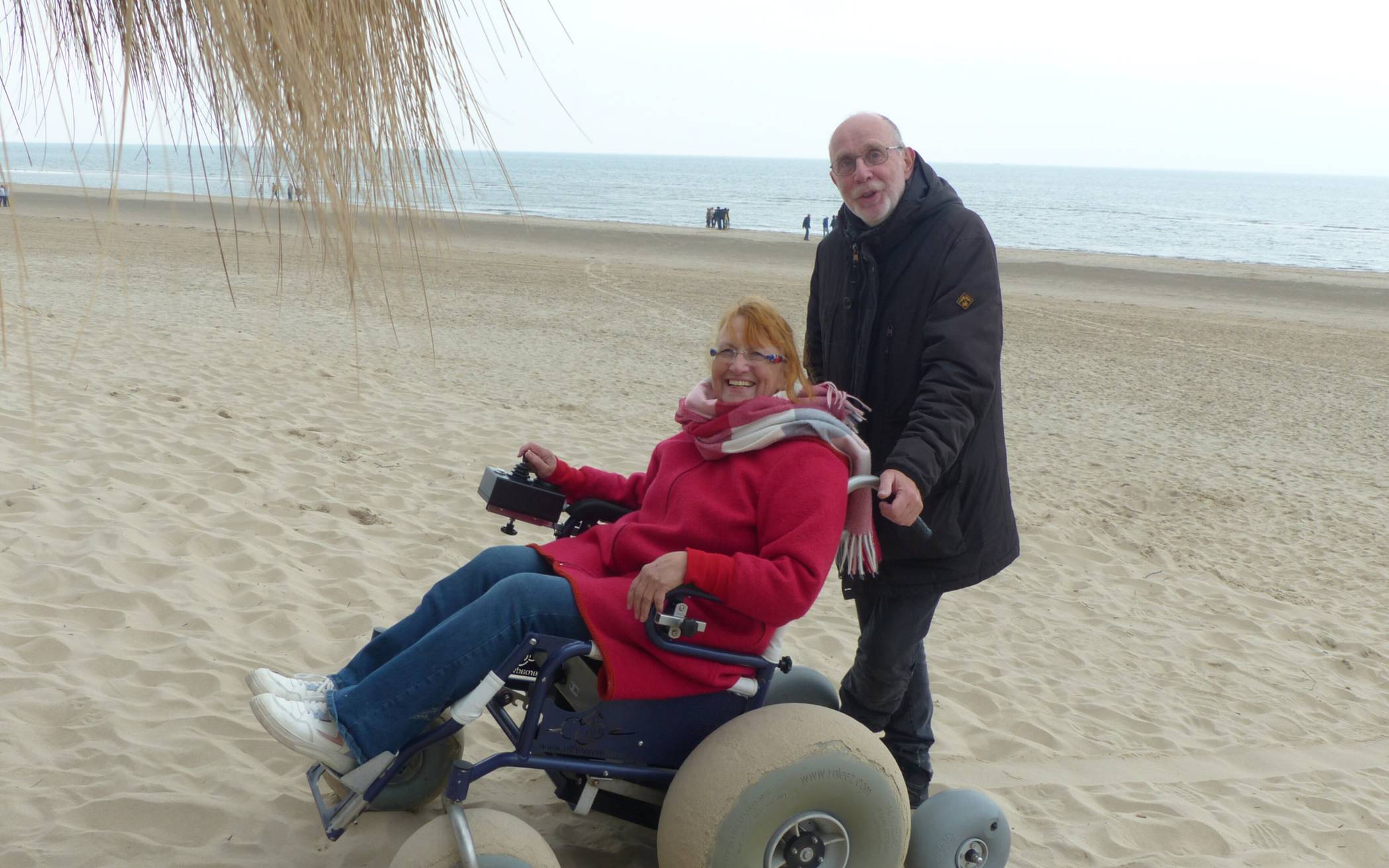  Der "Strand-Rollstuhl" war ein echtes Highlight und ließ sich mühelos über den Strand schieben. So kamen einige der Teilnehmer in den Genuss, möglichst nah am Meer entlang zu fahren. 