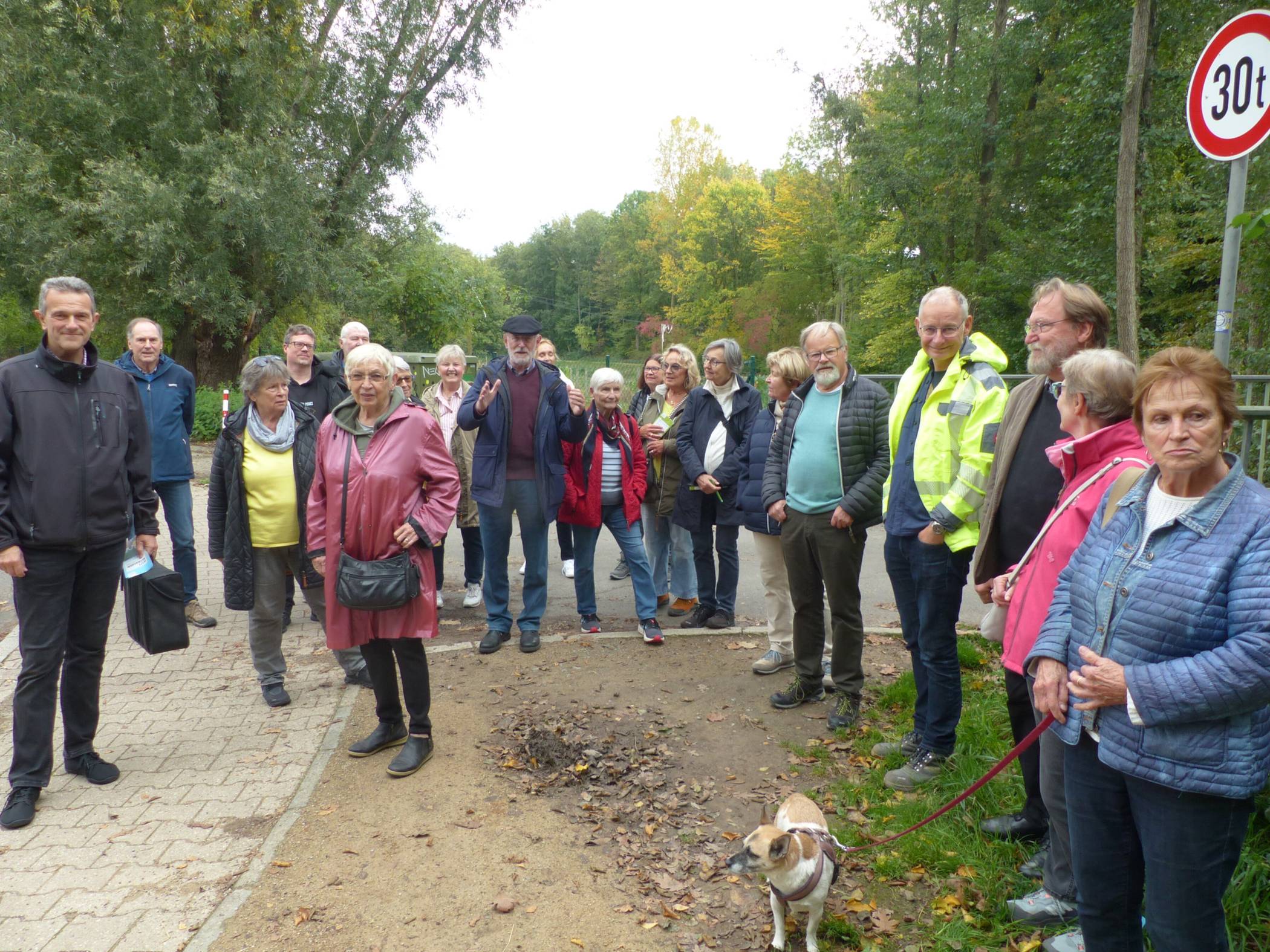  Der Verein "Unterfeldhaus-AKTIV" hatte zur Wanderung entlang des Eselbaches eingeladen. 