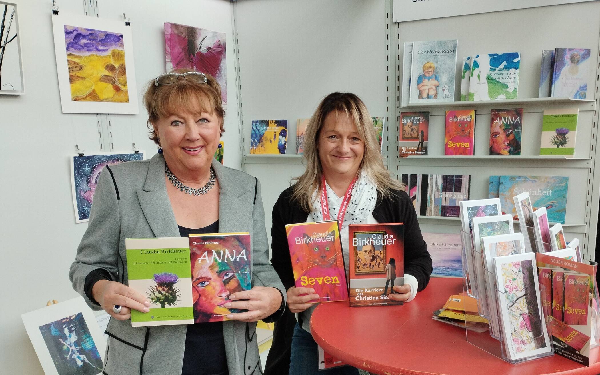 Autorin Claudia Birkheuer (li) und Geschäftsführerin