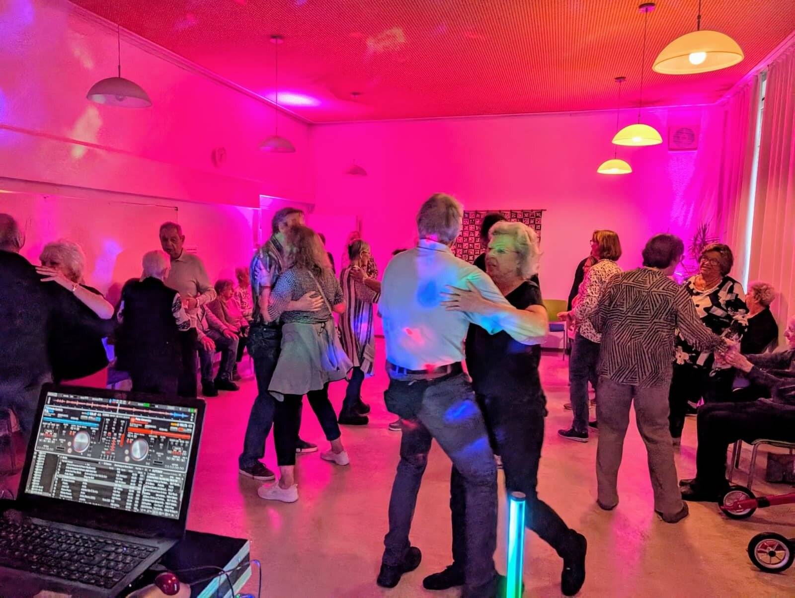 Gerberstraße verwandelte sich in eine Seniorendisco 60+