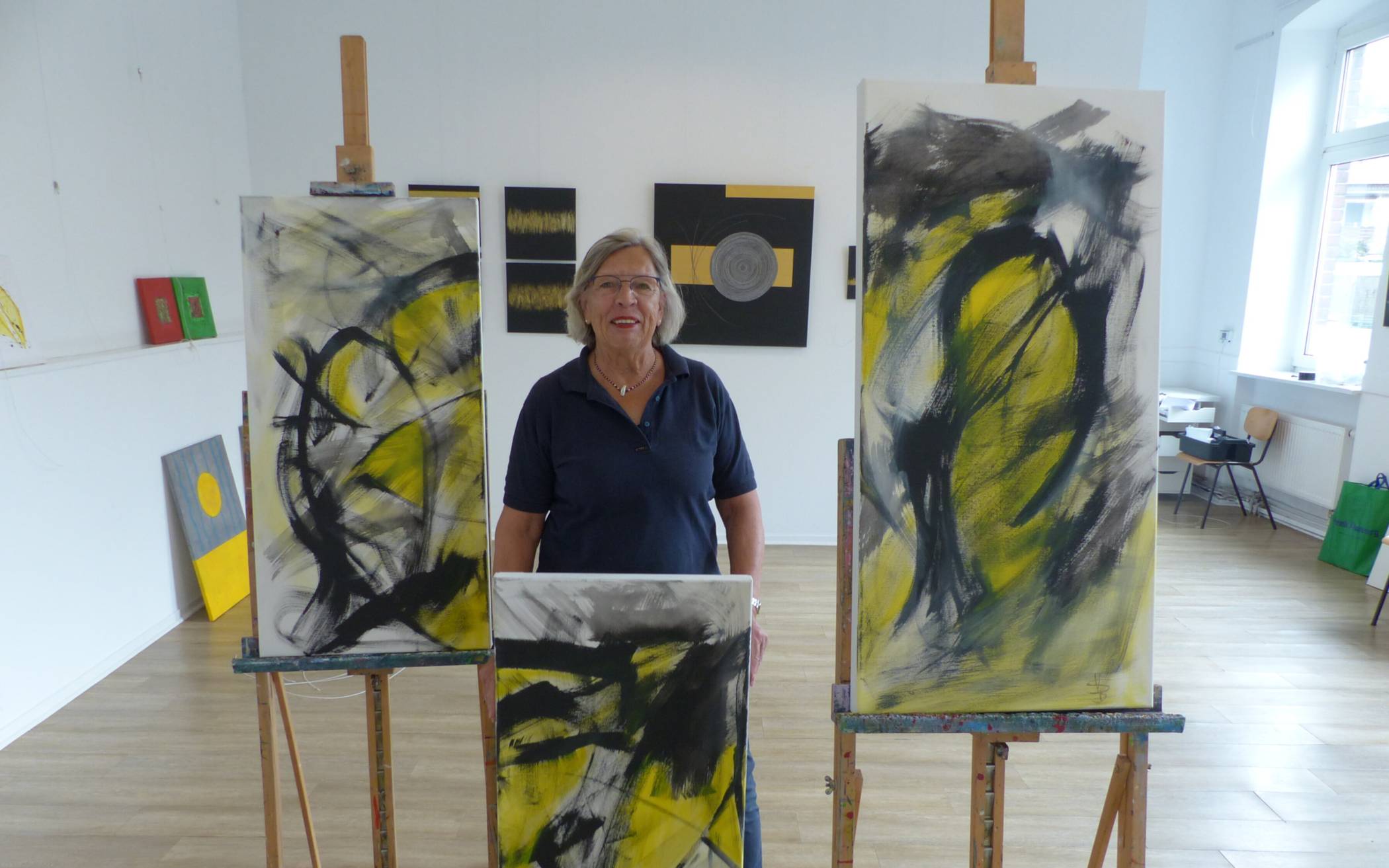 Viktoria Schwarzmann-Banduhn mit einem Triptychon.