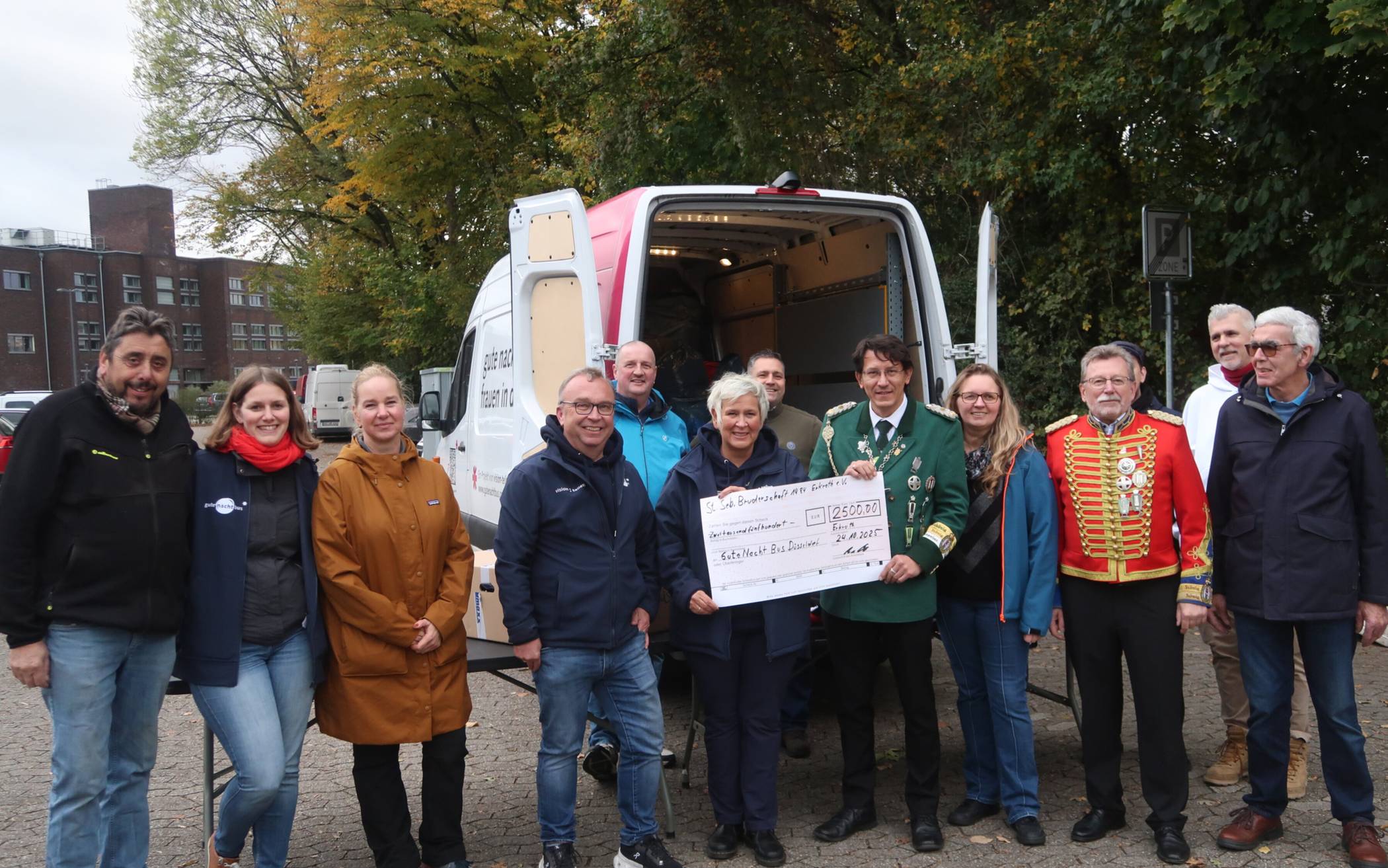 Der ehemalige Schützenkönig Thomas Lier (Mitte,