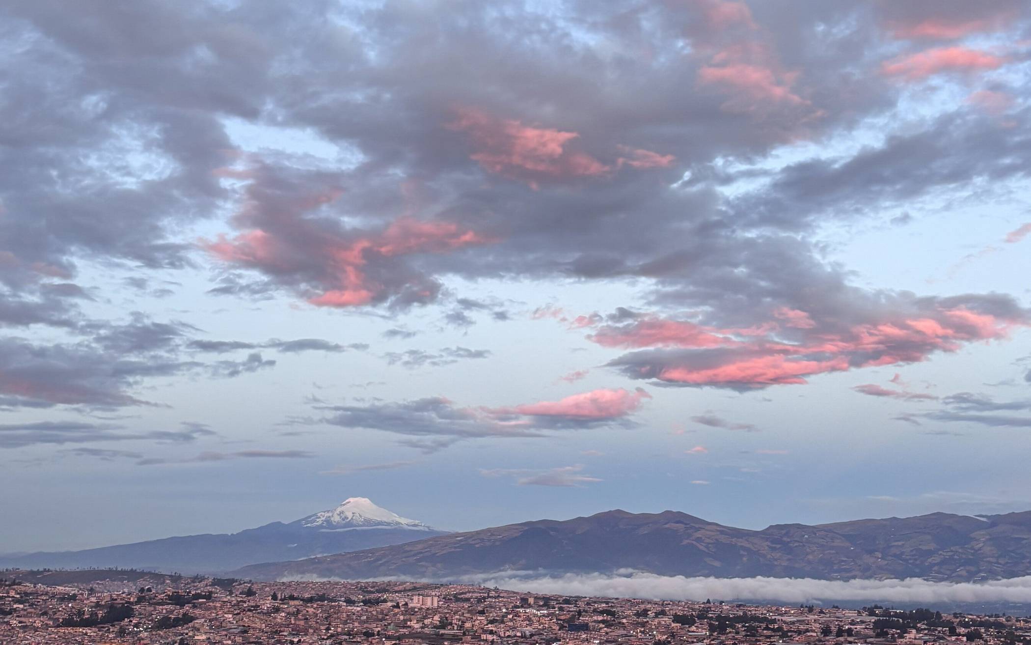 Der Blick aus Taleas Fenster in Quito: Im Hintergrund sind die Vorläufer der Anden zu sehen.